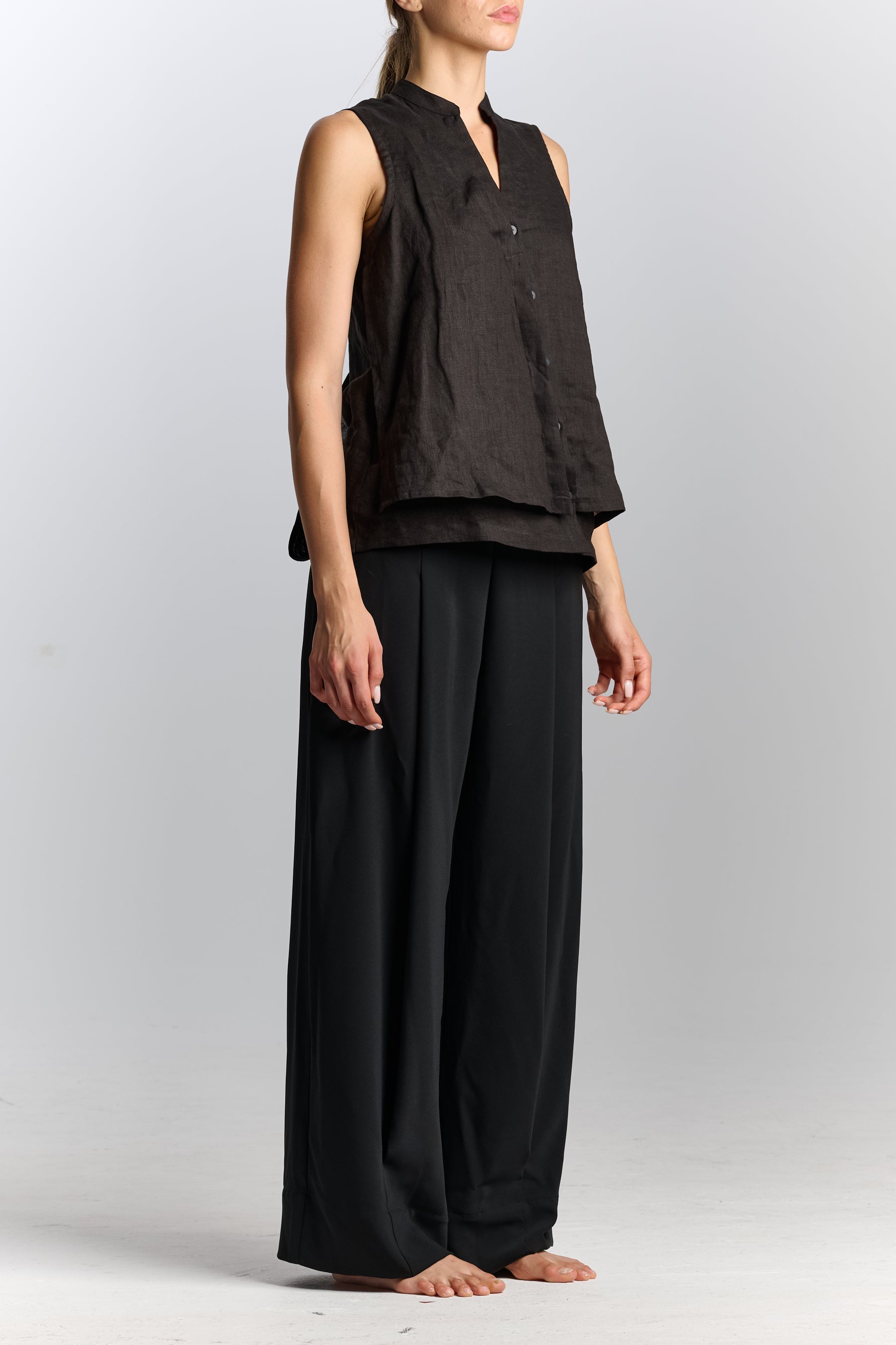 SLEEVELESS LINEN ASYMMETRICAL SHIRT