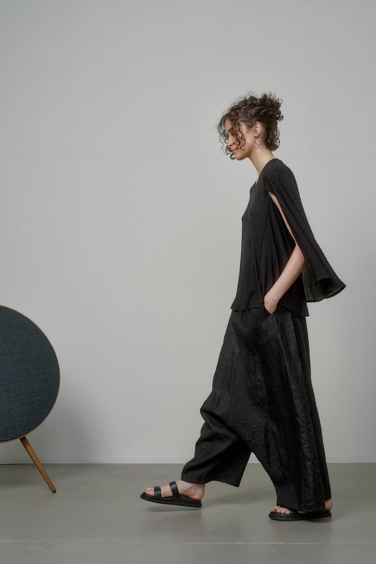 SLEEVELESS BLACK CAPE TOP WITH TEXTURED BACK