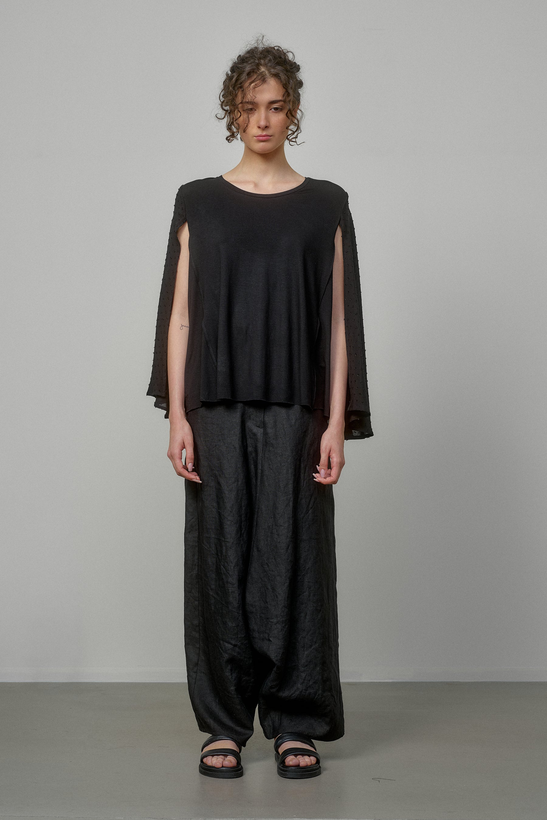 SLEEVELESS BLACK CAPE TOP WITH TEXTURED BACK