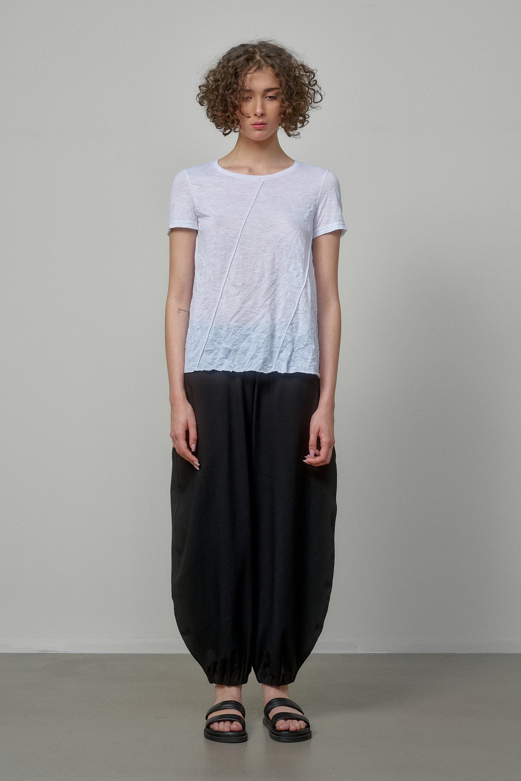 WHITE COTTON T-SHIRT WITH TWISTED BACK AND RAW EDGES