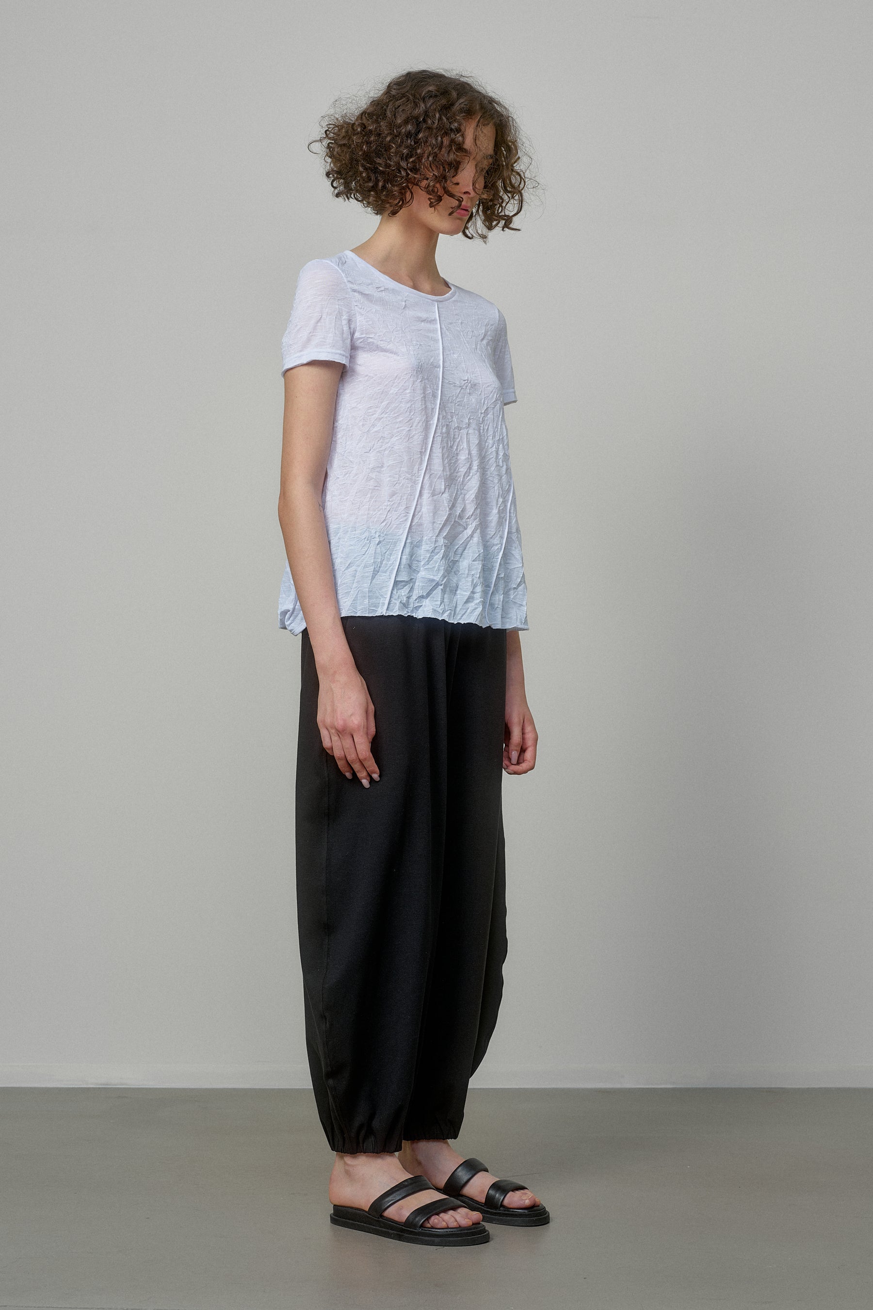 WHITE COTTON T-SHIRT WITH TWISTED BACK AND RAW EDGES