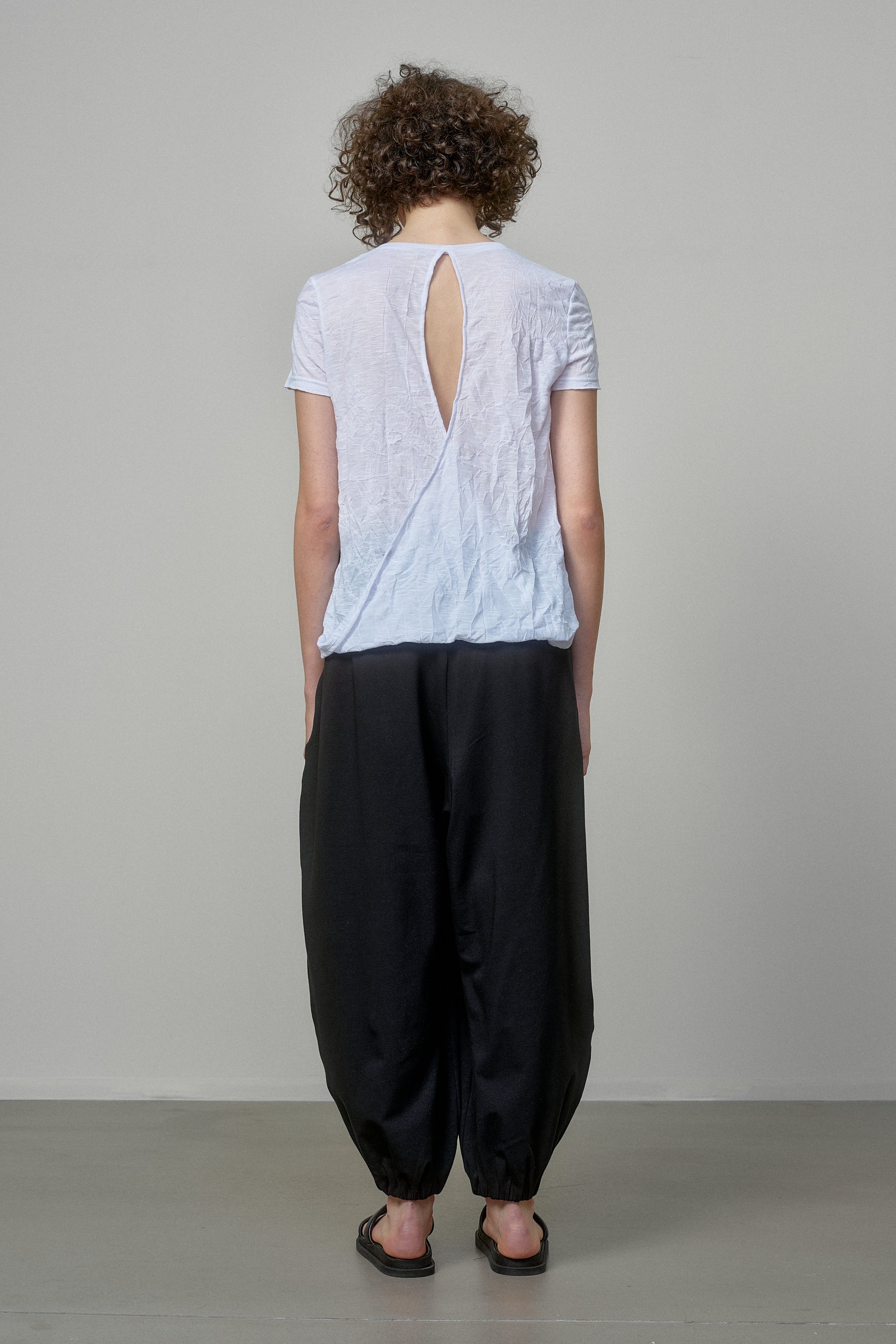 WHITE COTTON T-SHIRT WITH TWISTED BACK AND RAW EDGES