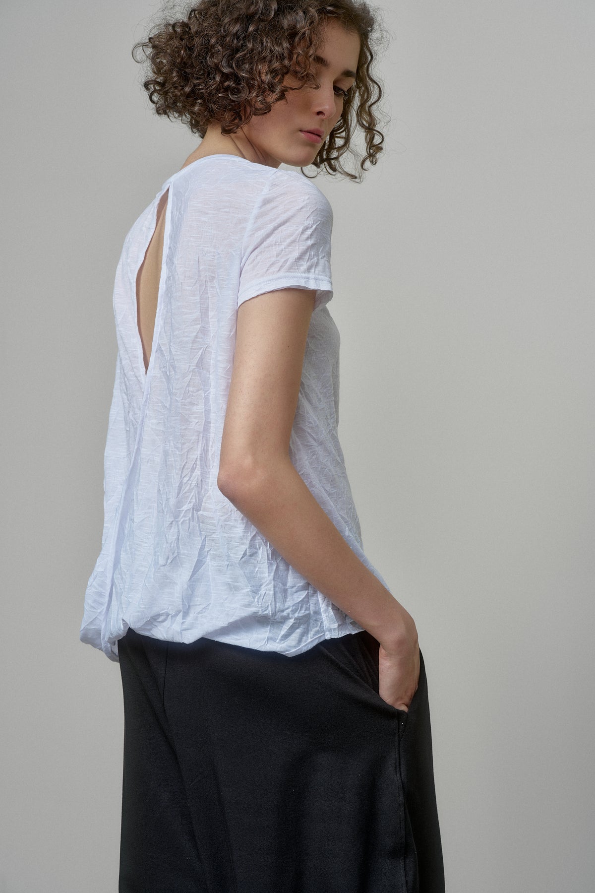 WHITE COTTON T-SHIRT WITH TWISTED BACK AND RAW EDGES