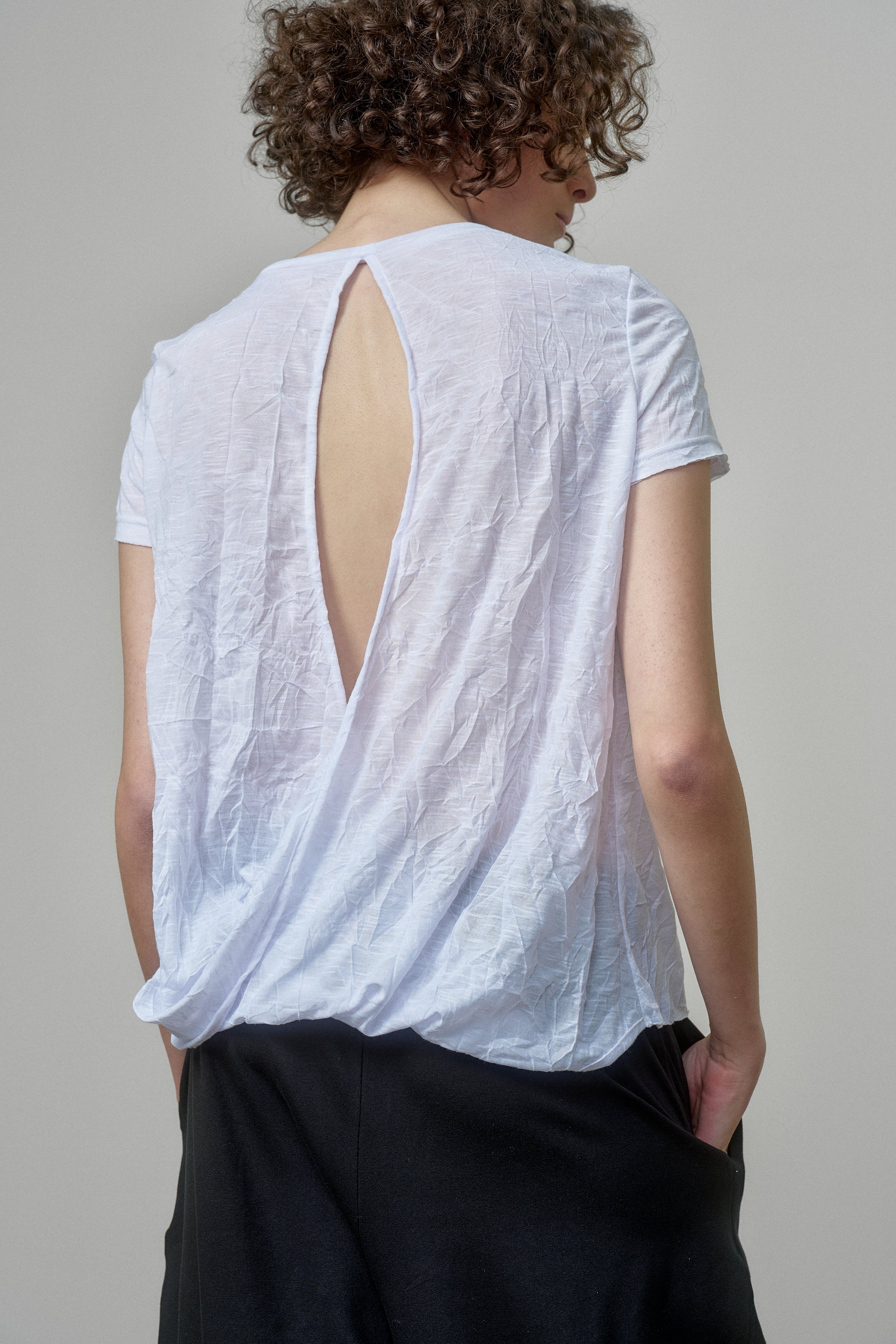 WHITE COTTON T-SHIRT WITH TWISTED BACK AND RAW EDGES