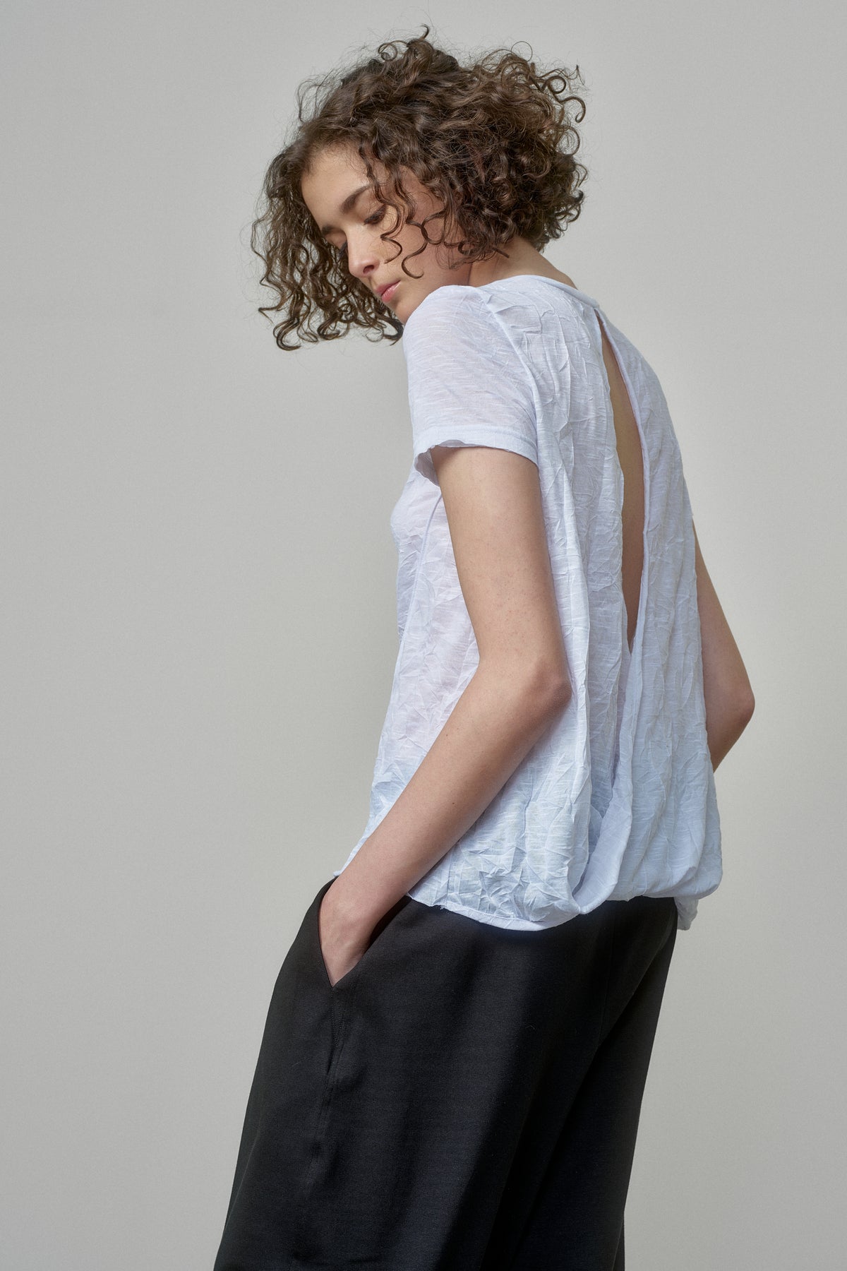 WHITE COTTON T-SHIRT WITH TWISTED BACK AND RAW EDGES