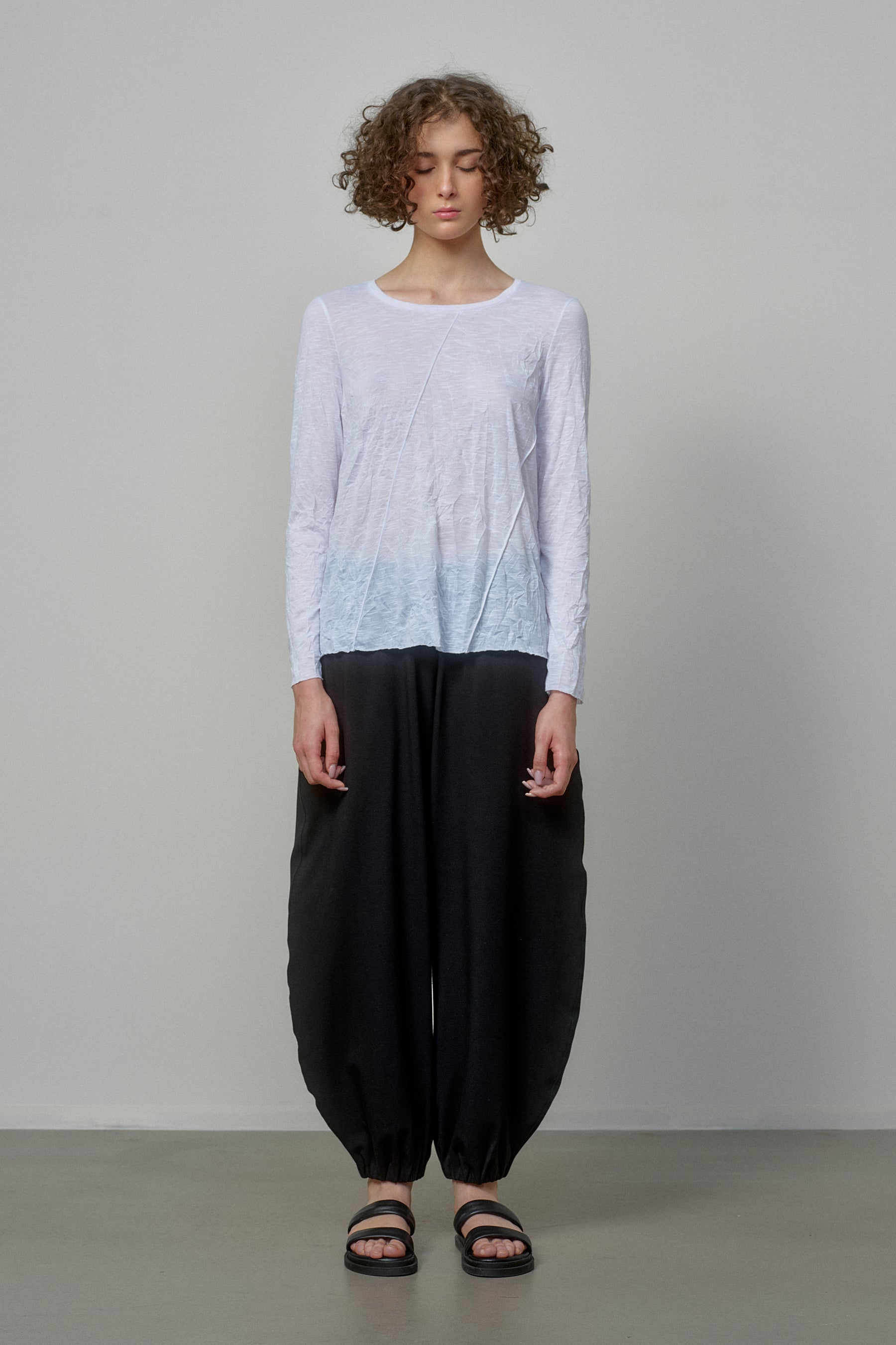 WHITE COTTON T-SHIRT WITH TWISTED BACK AND RAW EDGES