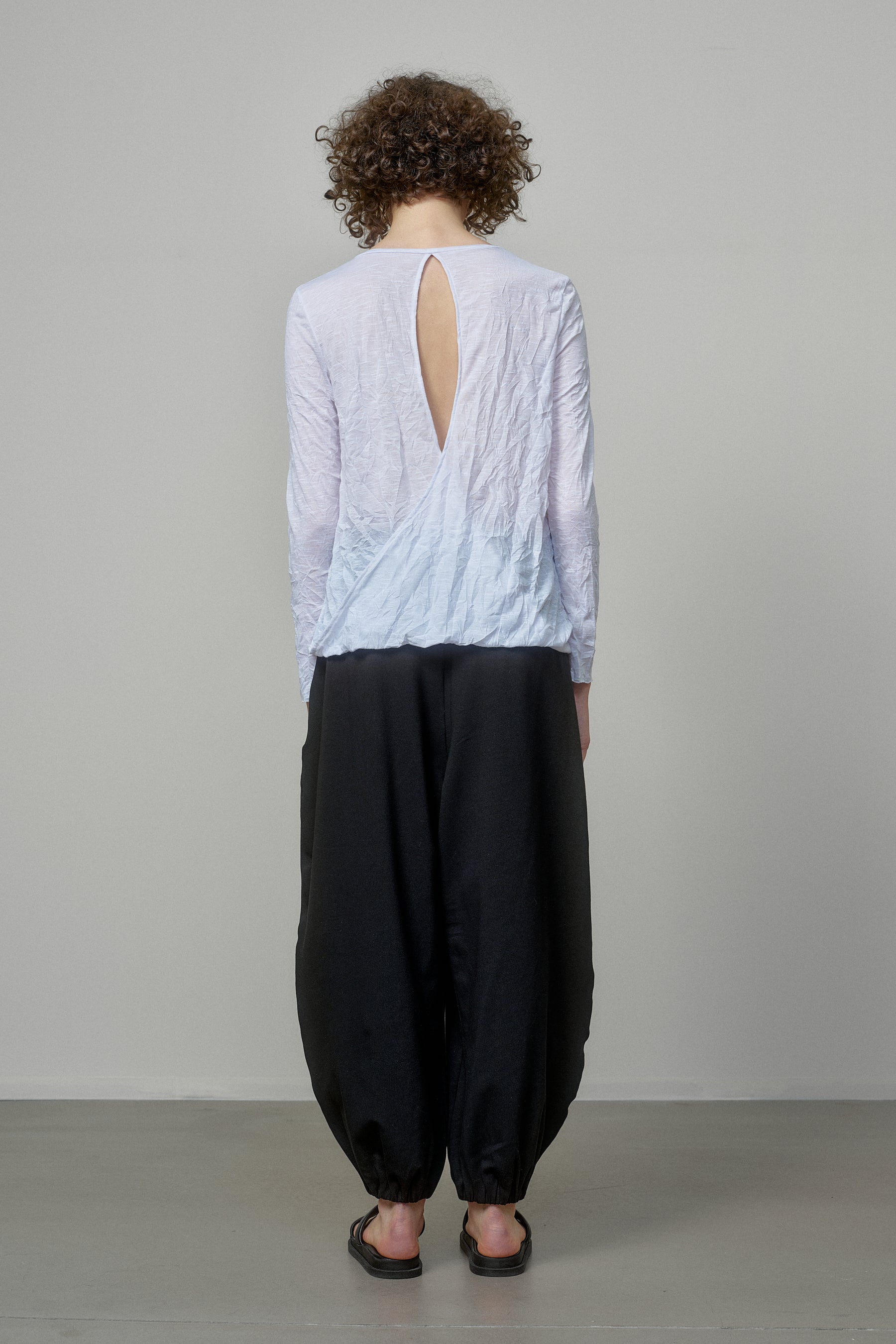WHITE COTTON T-SHIRT WITH TWISTED BACK AND RAW EDGES