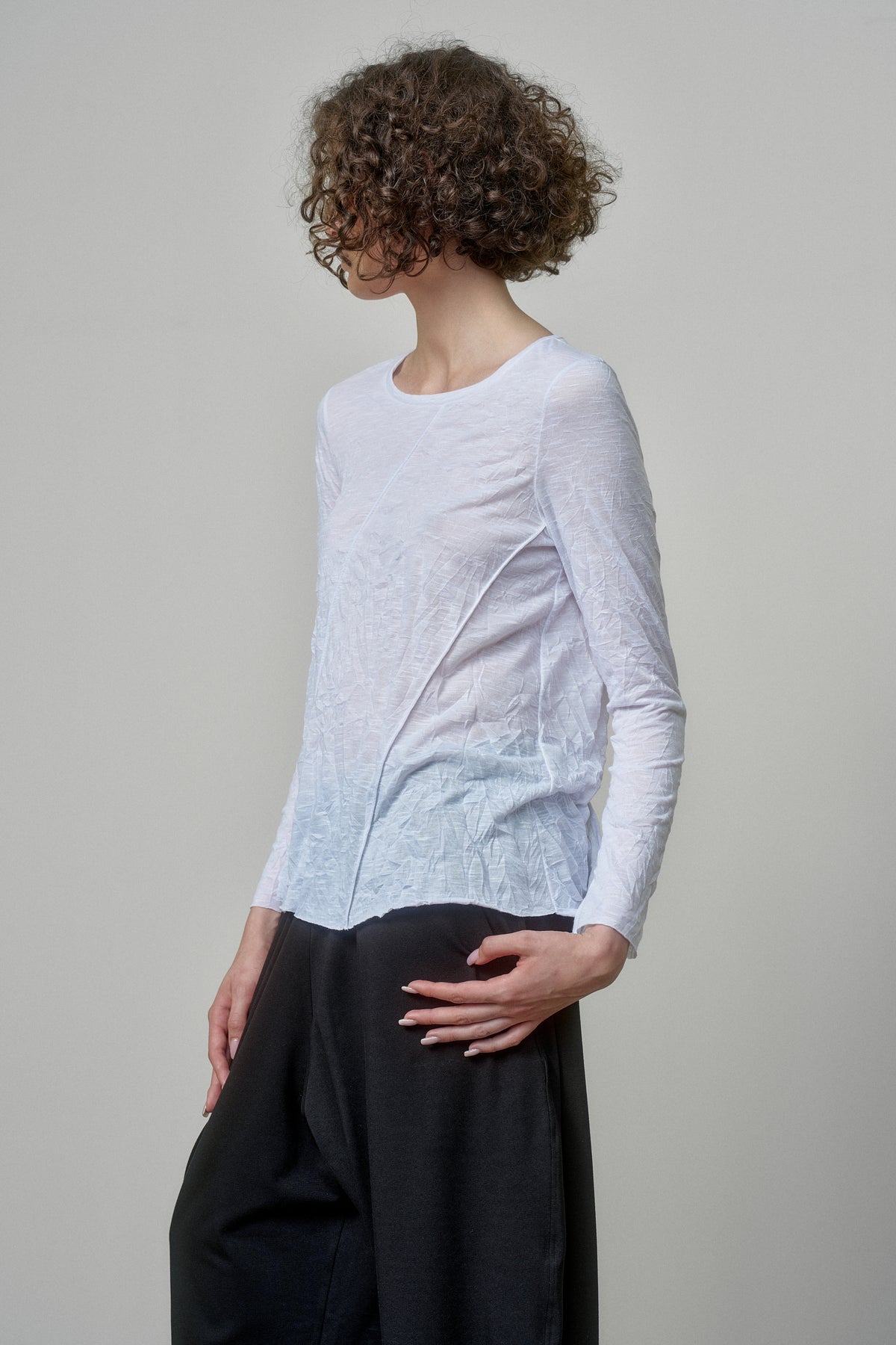 WHITE COTTON T-SHIRT WITH TWISTED BACK AND RAW EDGES