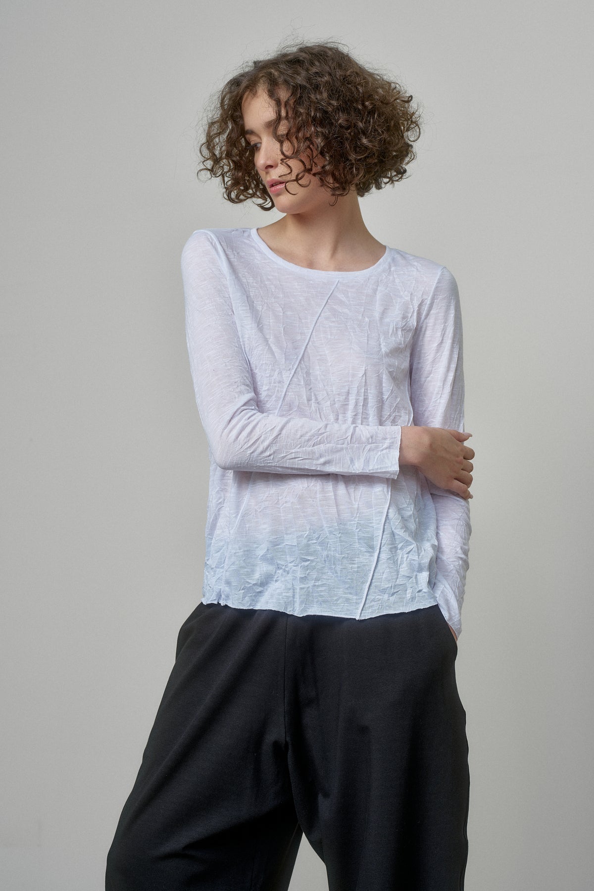 WHITE COTTON T-SHIRT WITH TWISTED BACK AND RAW EDGES