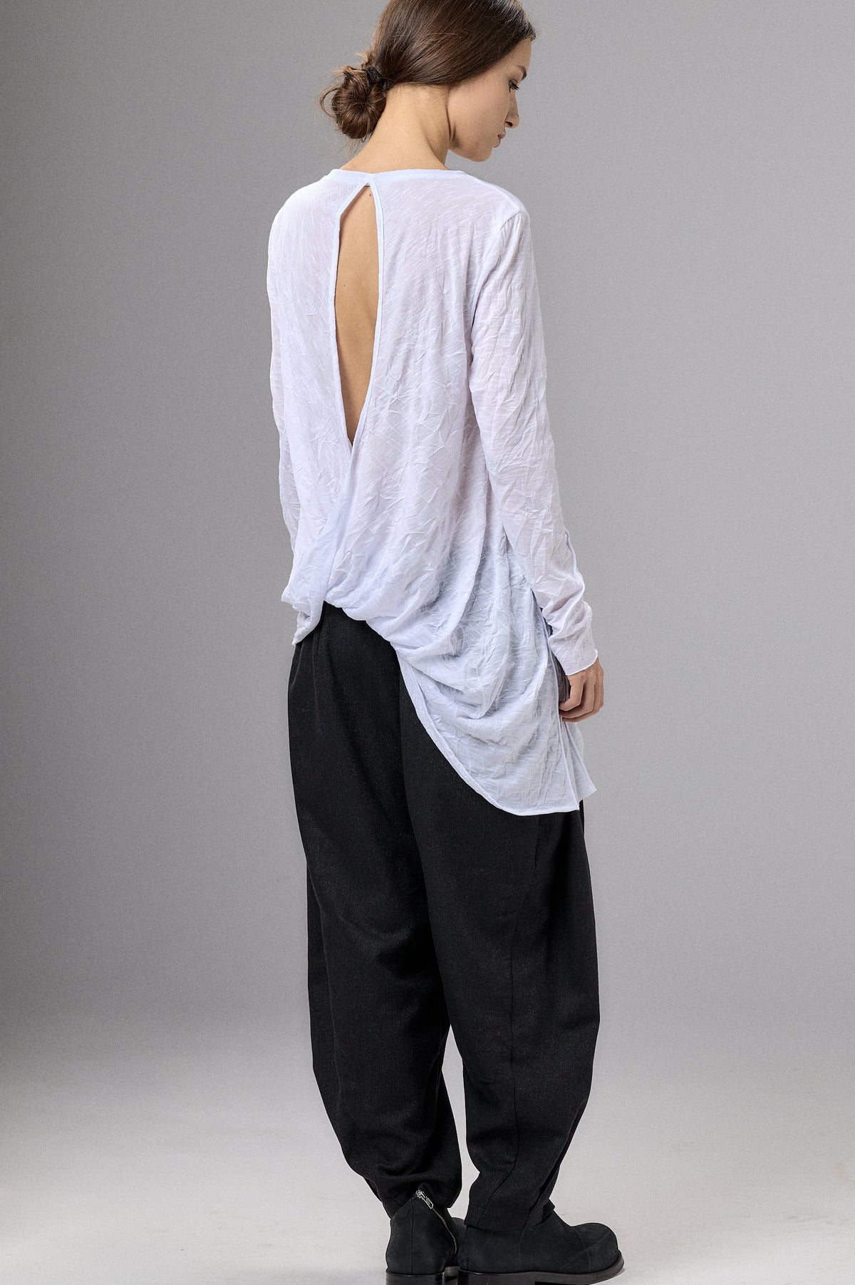WHITE COTTON T-SHIRT WITH TWISTED BACK AND RAW EDGES