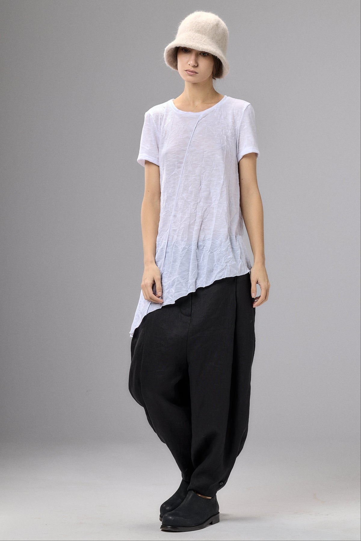 WHITE COTTON T-SHIRT WITH TWISTED BACK AND RAW EDGES