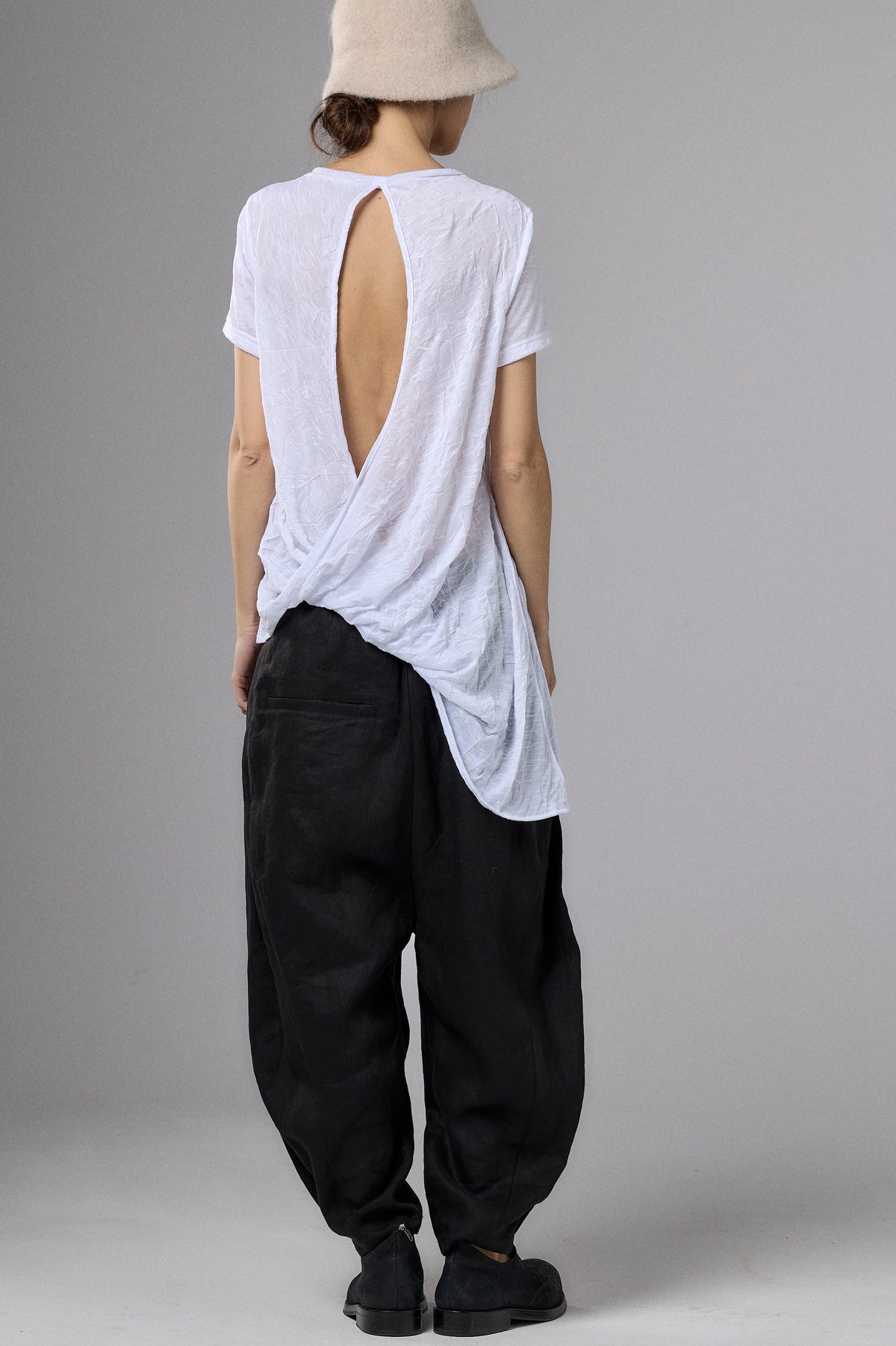 WHITE COTTON T-SHIRT WITH TWISTED BACK AND RAW EDGES