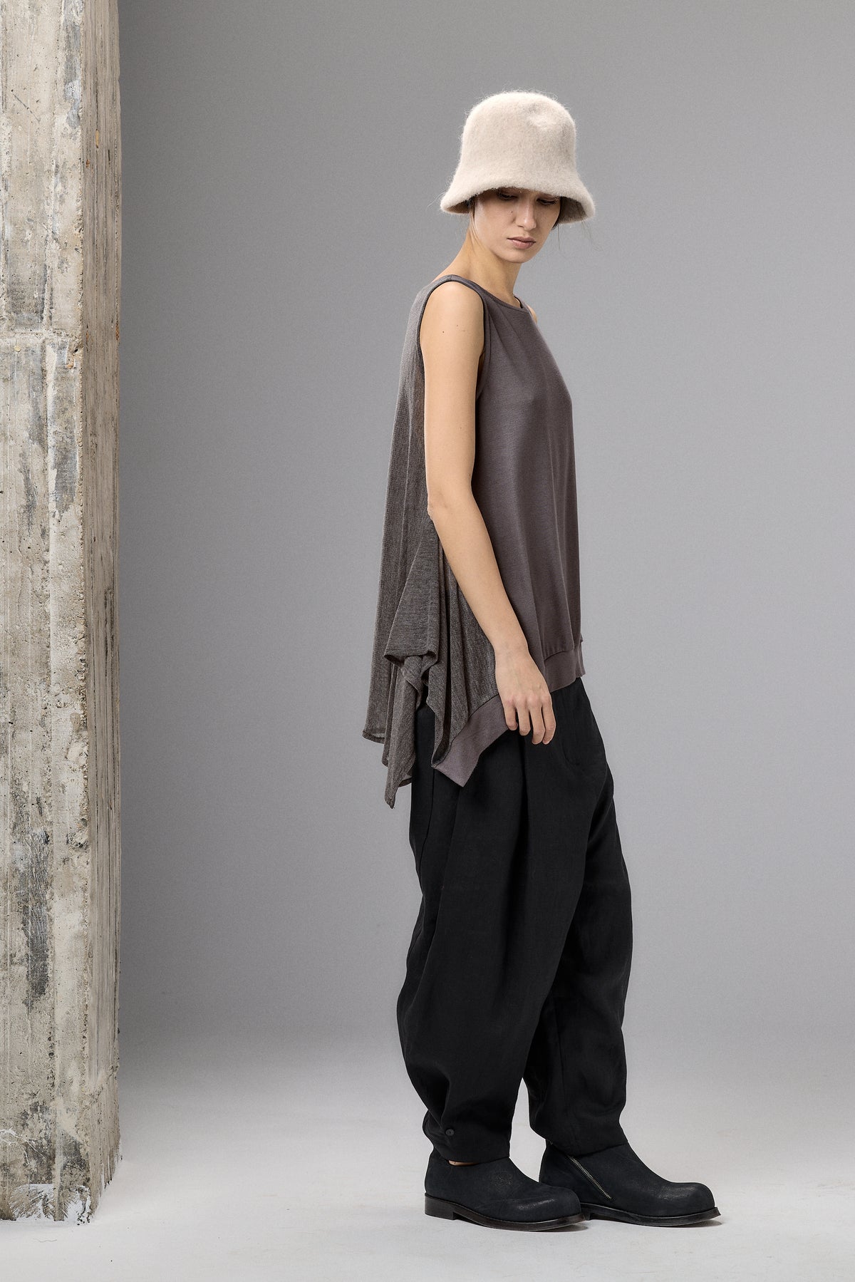 SENSATIONAL BROWN-GRAY KNIT SLEEVELESS TOP