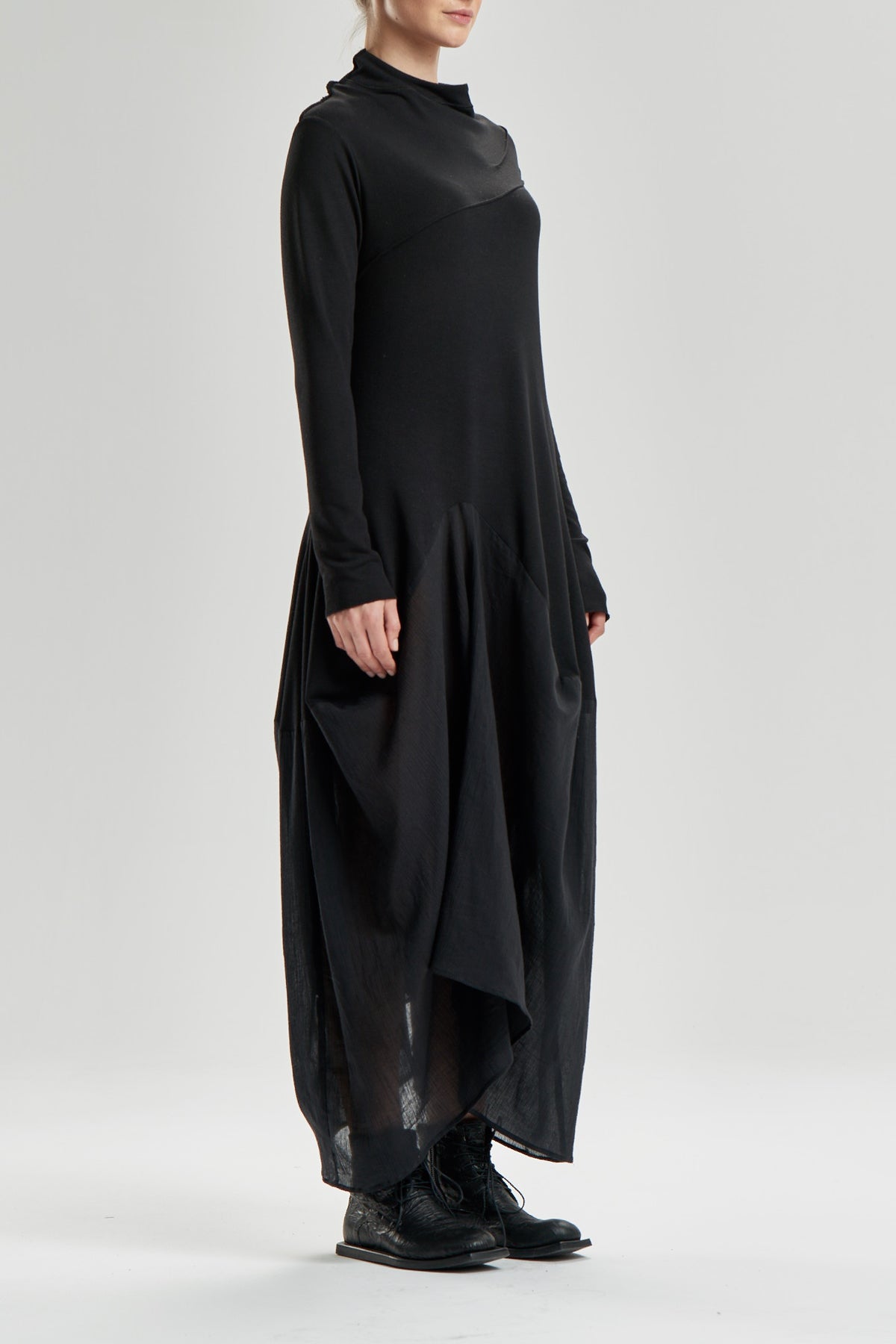 BLACK LONG SLEEVED MAXI DRESS