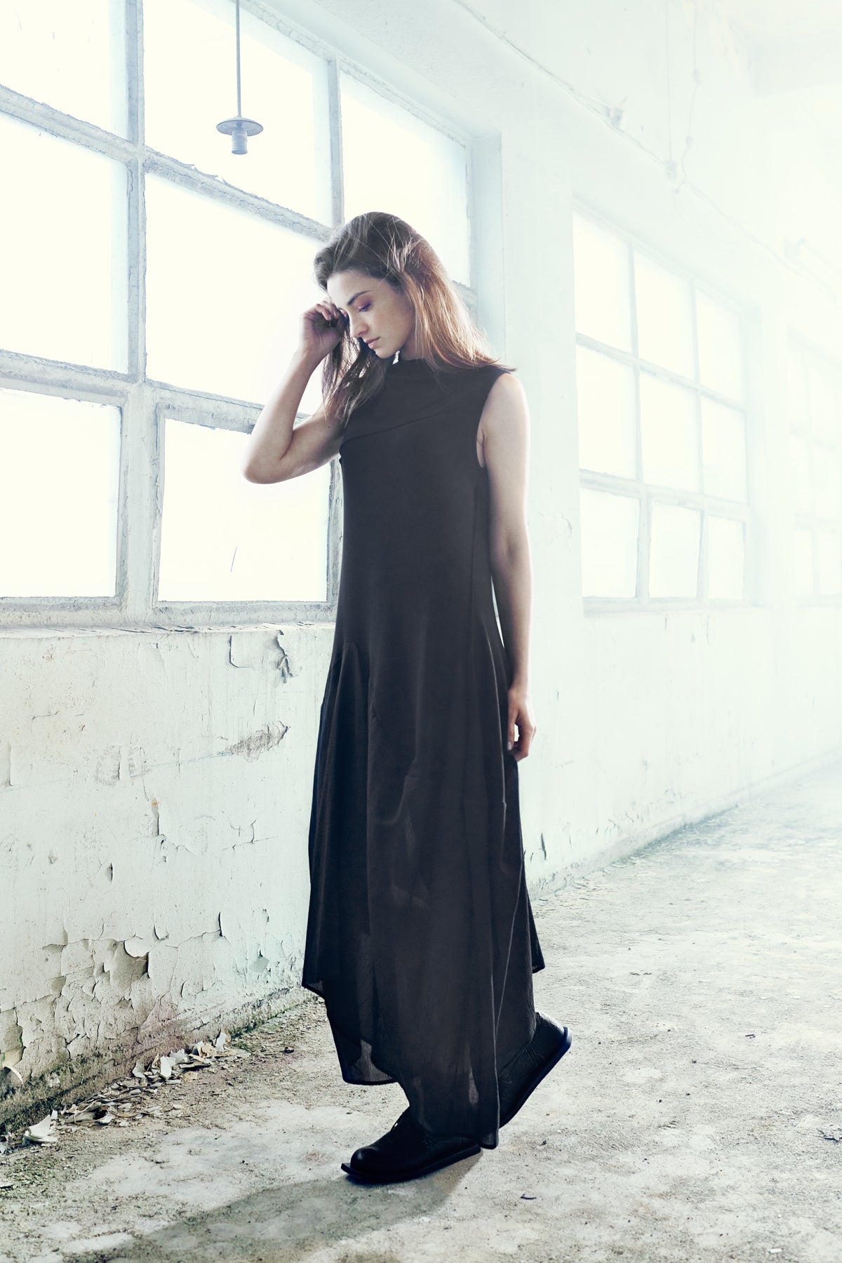 SLEEVELESS BLACK MAXI DRESS