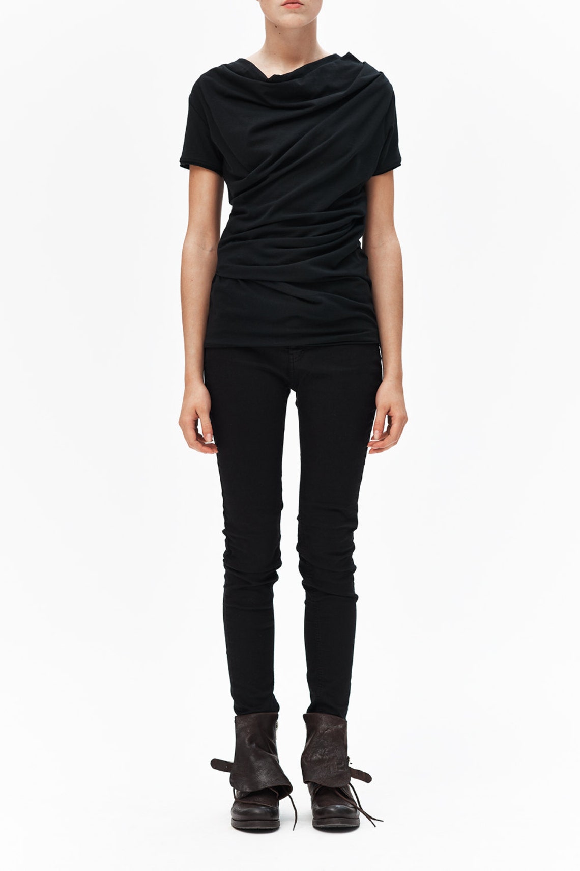 BLACK DRAPE SHORT SLEEVED TOP