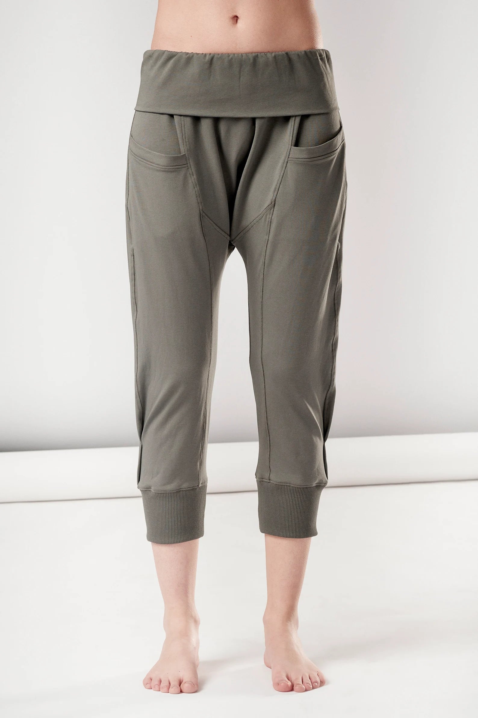 YOGA CROPPED PANTS WITH POCKETS