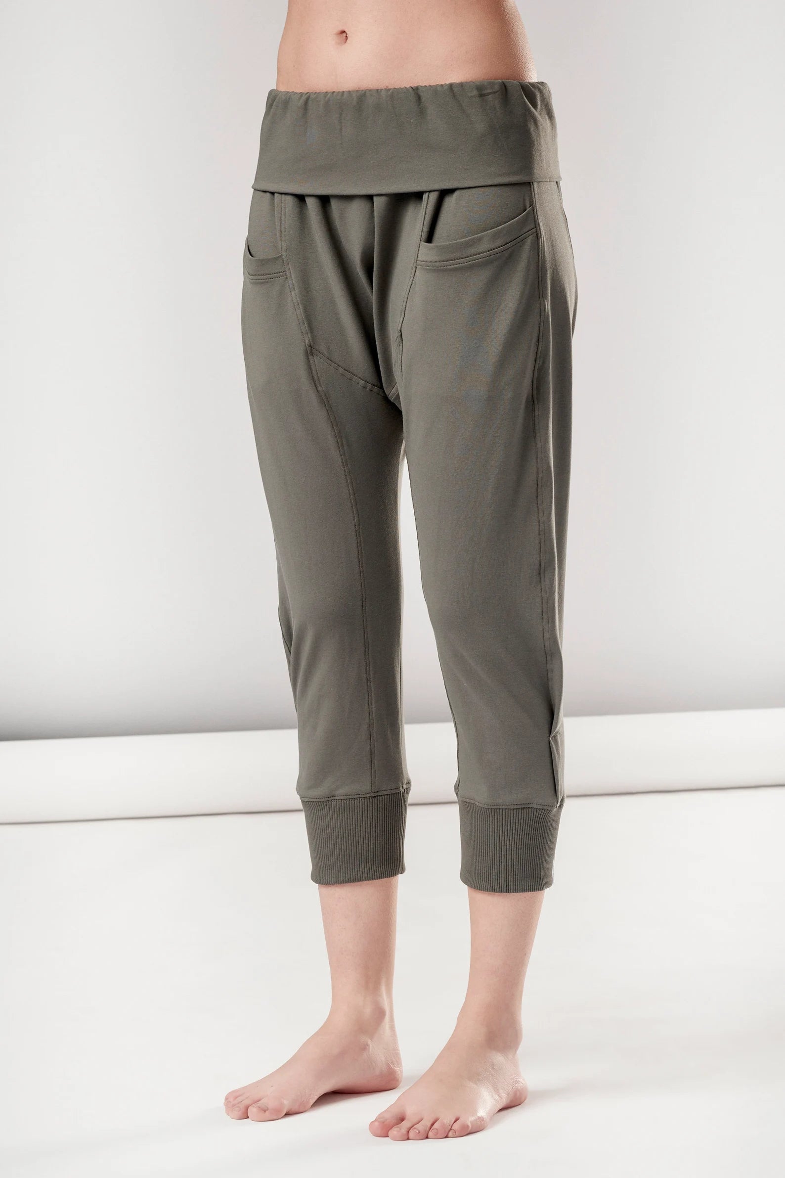 YOGA CROPPED PANTS WITH POCKETS