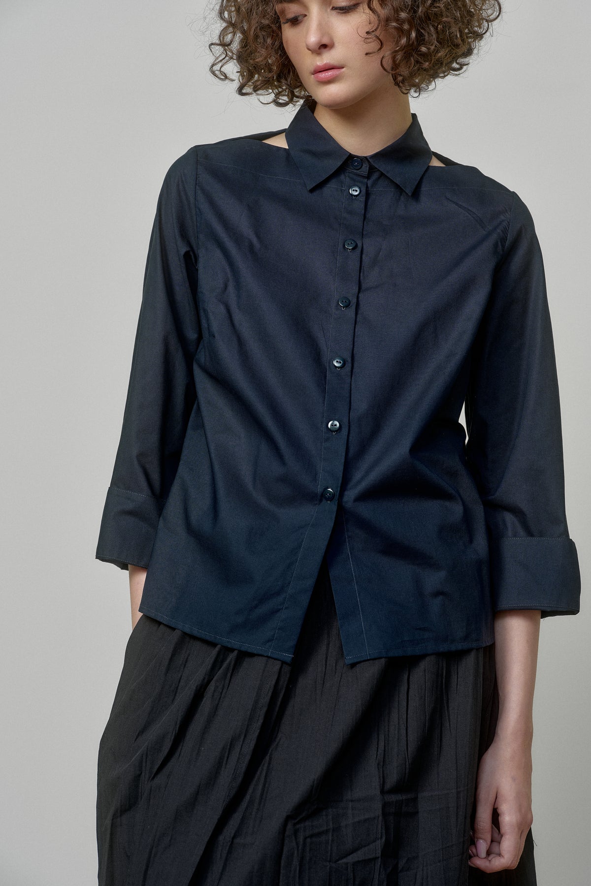 COTTON SHIRT WITH OPEN SHOULDERS AND ROLL-UP SLEEVES