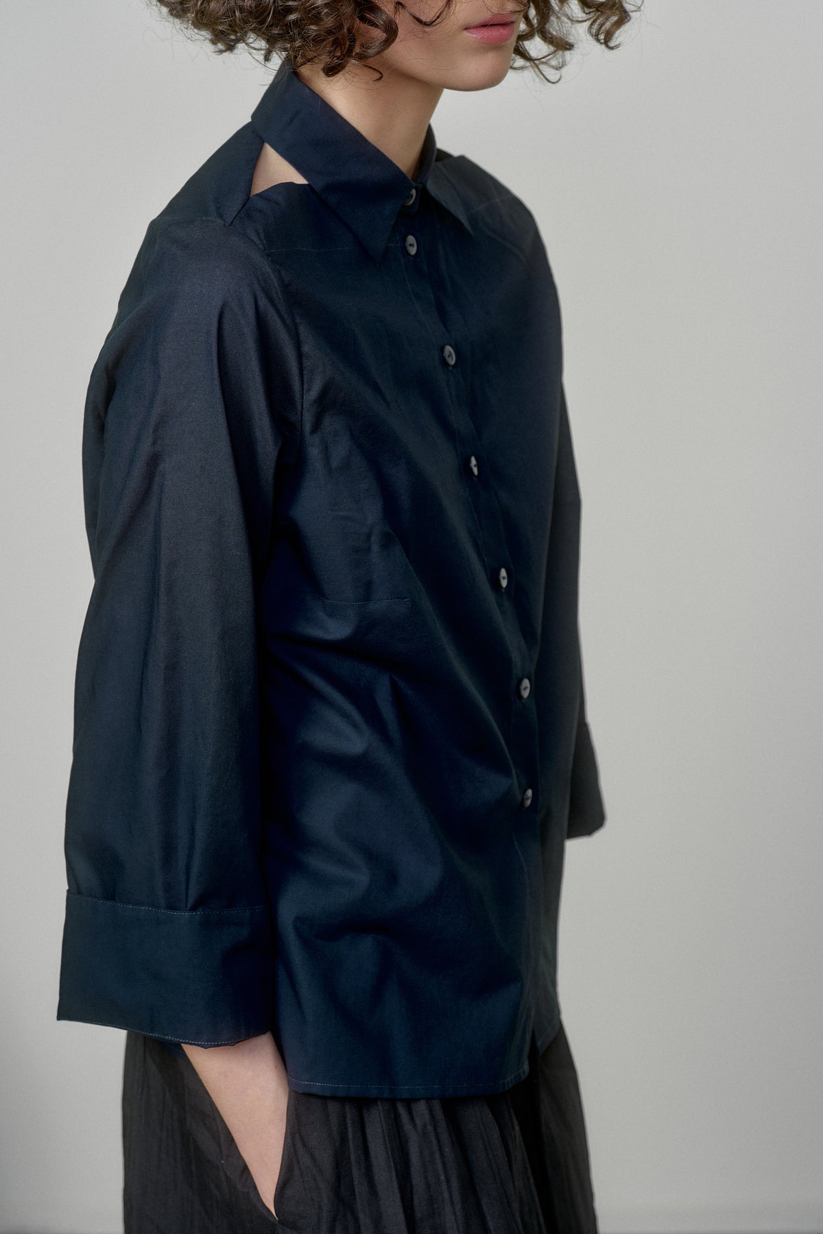 COTTON SHIRT WITH OPEN SHOULDERS AND ROLL-UP SLEEVES