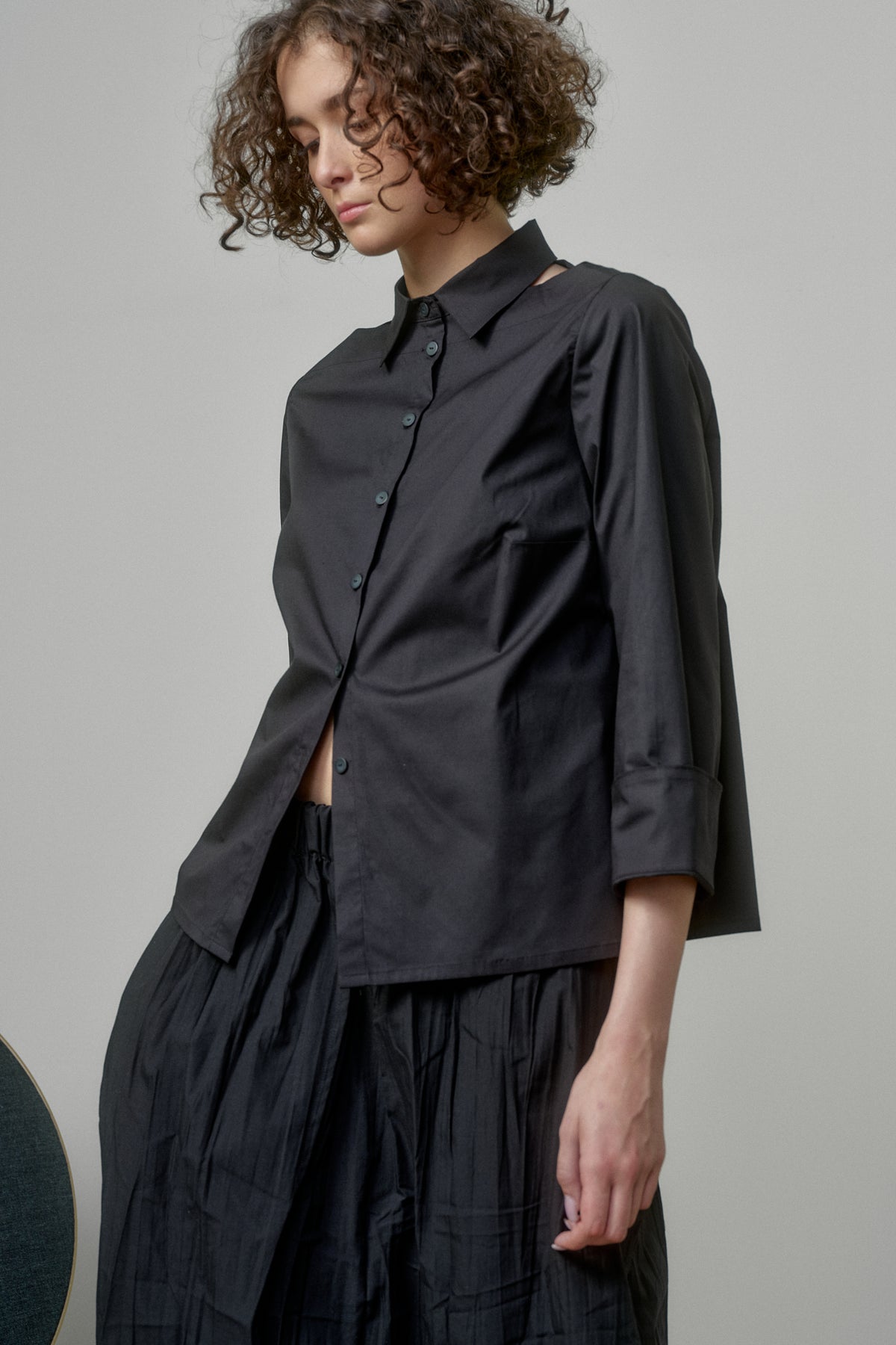COTTON SHIRT WITH OPEN SHOULDERS AND ROLL-UP SLEEVES