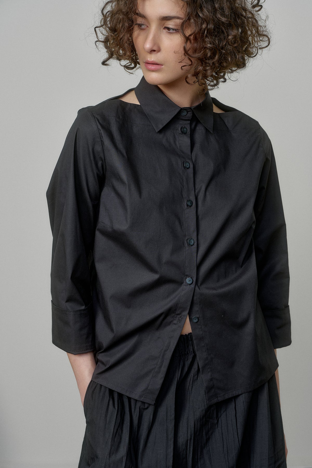 COTTON SHIRT WITH OPEN SHOULDERS AND ROLL-UP SLEEVES