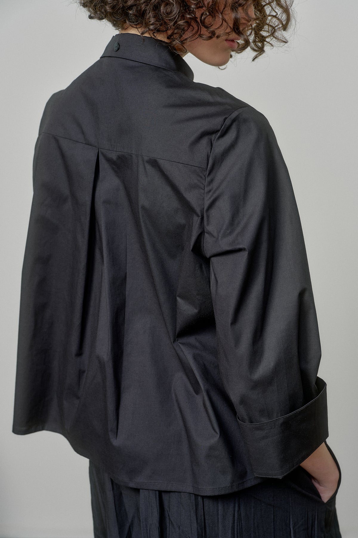 COTTON SHIRT WITH OPEN SHOULDERS AND ROLL-UP SLEEVES