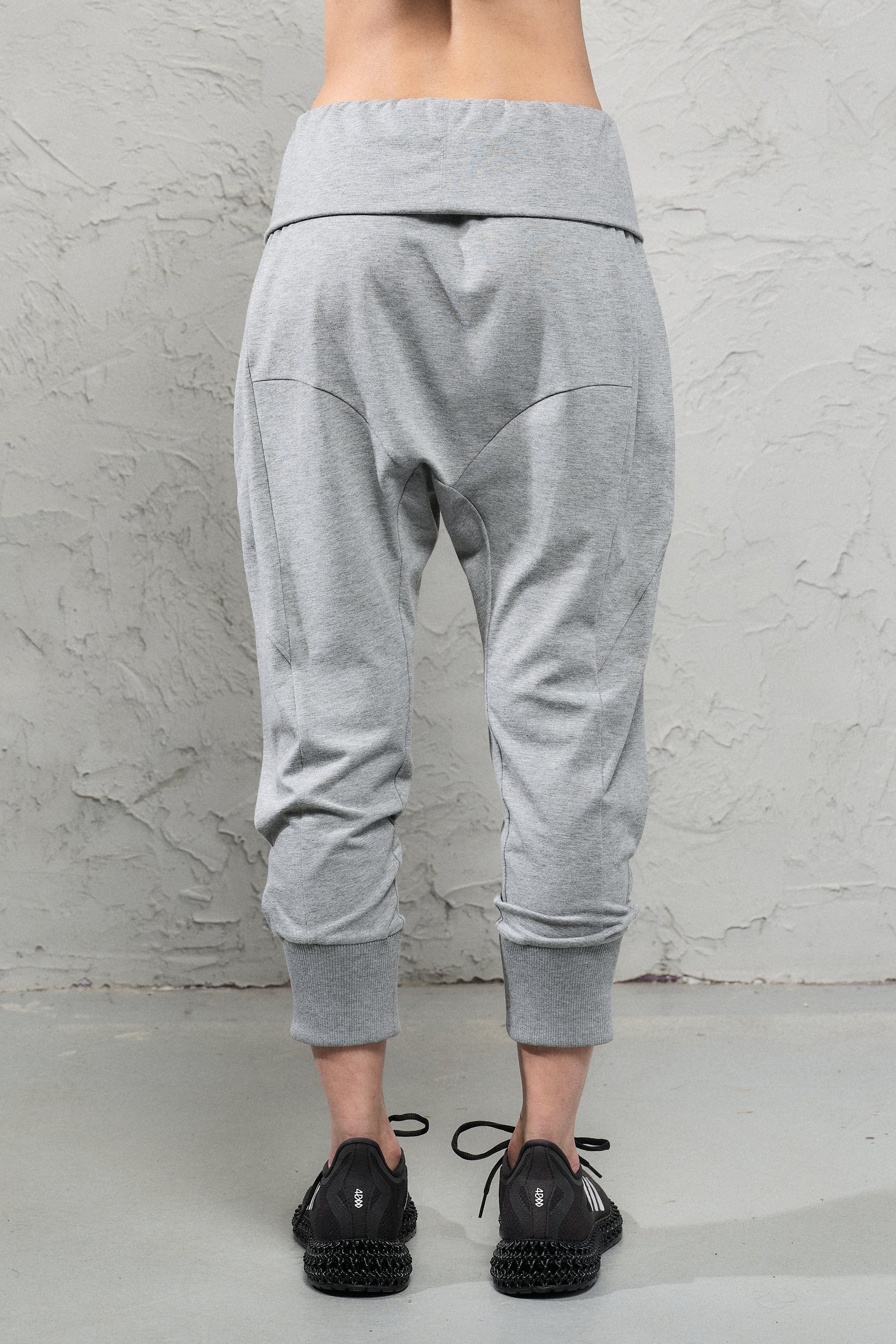 BLACK YOGA CROPPED PANTS WITH POCKETS