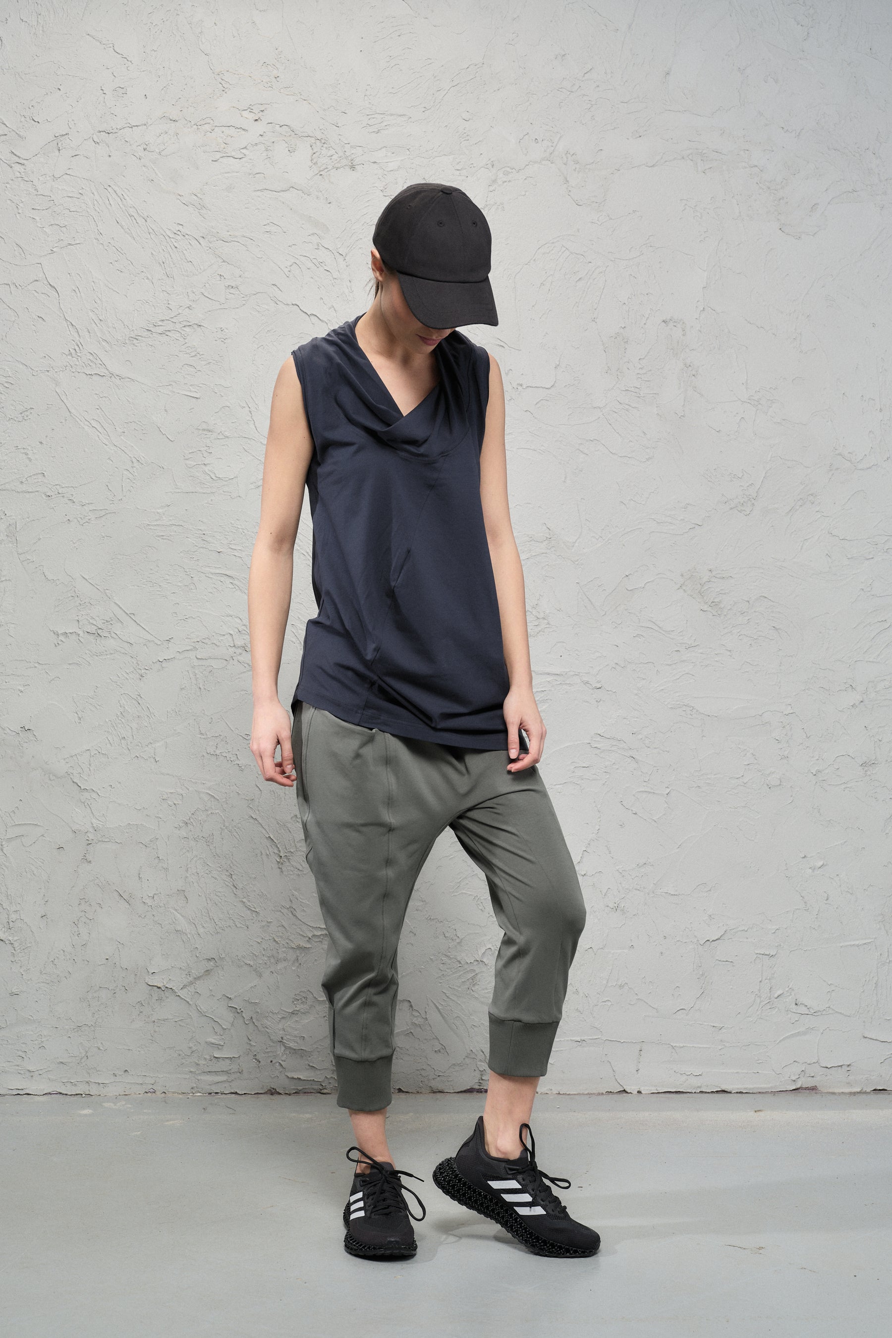 OLIVE GREEN YOGA CROPPED PANTS WITH POCKETS