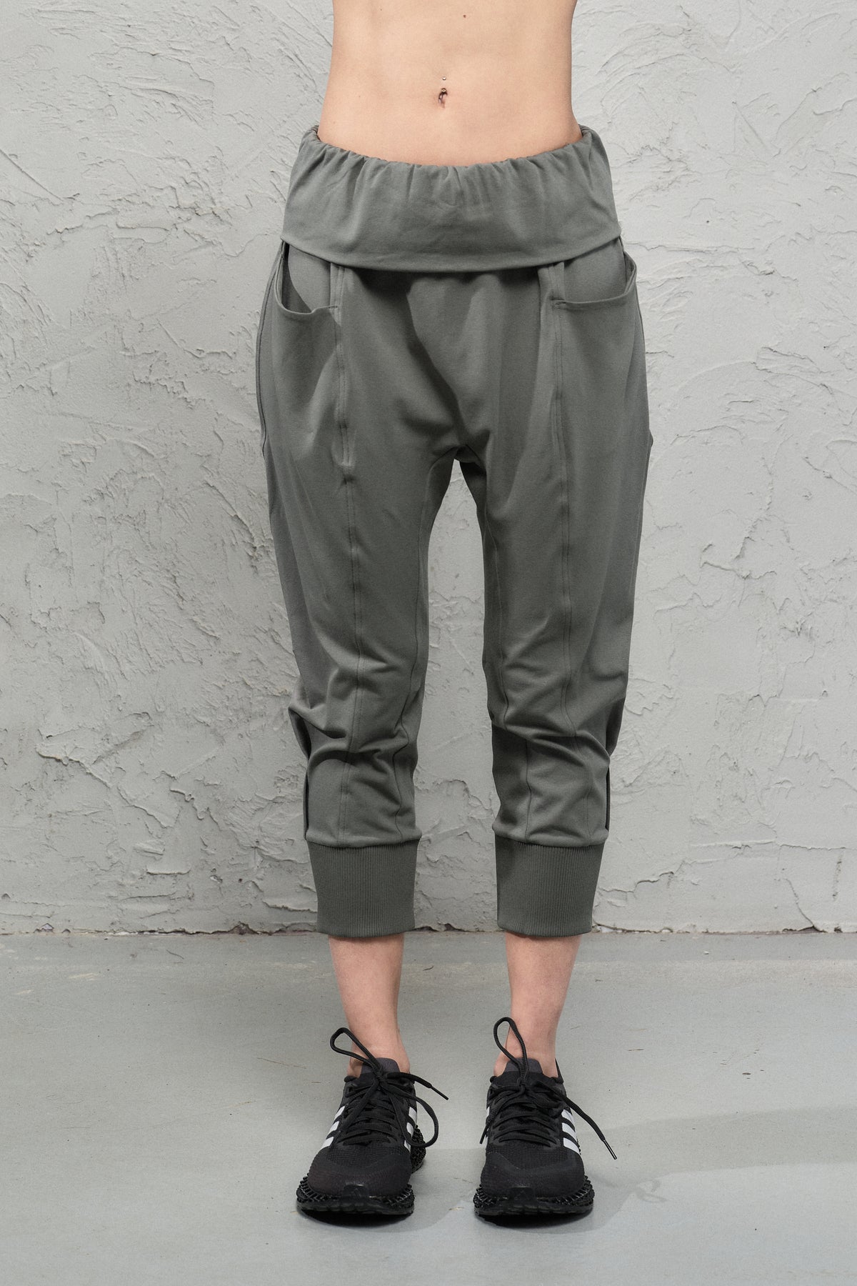 OLIVE GREEN YOGA CROPPED PANTS WITH POCKETS
