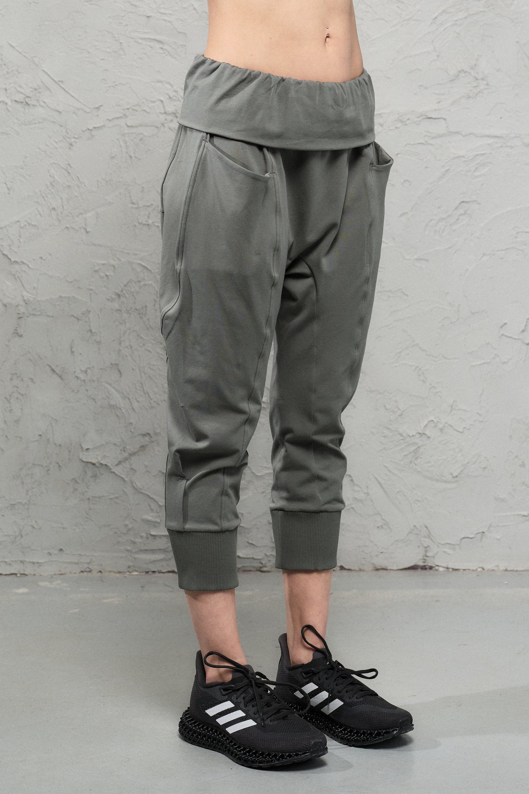 OLIVE GREEN YOGA CROPPED PANTS WITH POCKETS