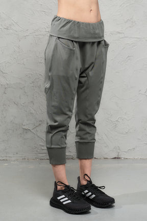 BLACK YOGA CROPPED PANTS WITH POCKETS