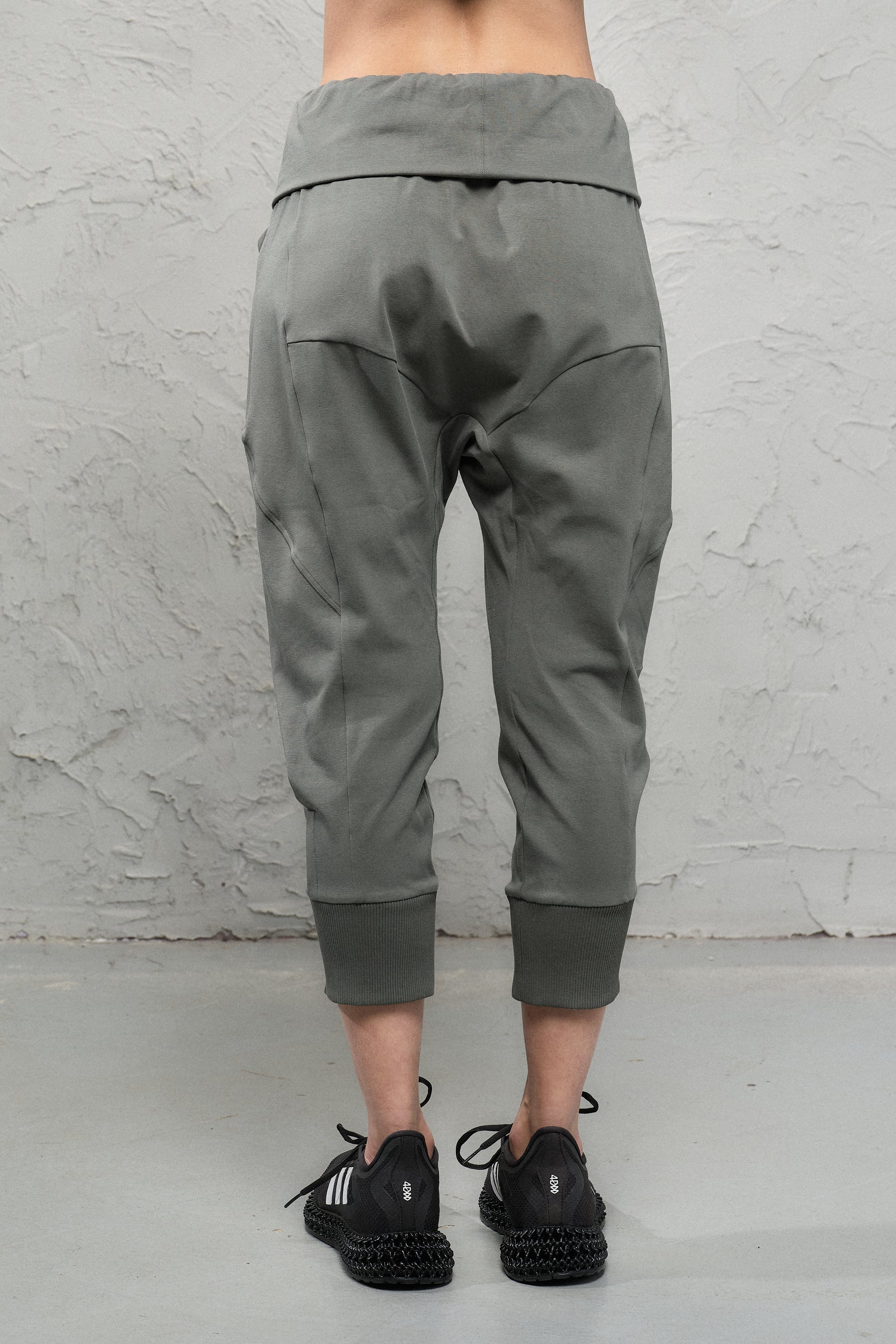 BLACK YOGA CROPPED PANTS WITH POCKETS