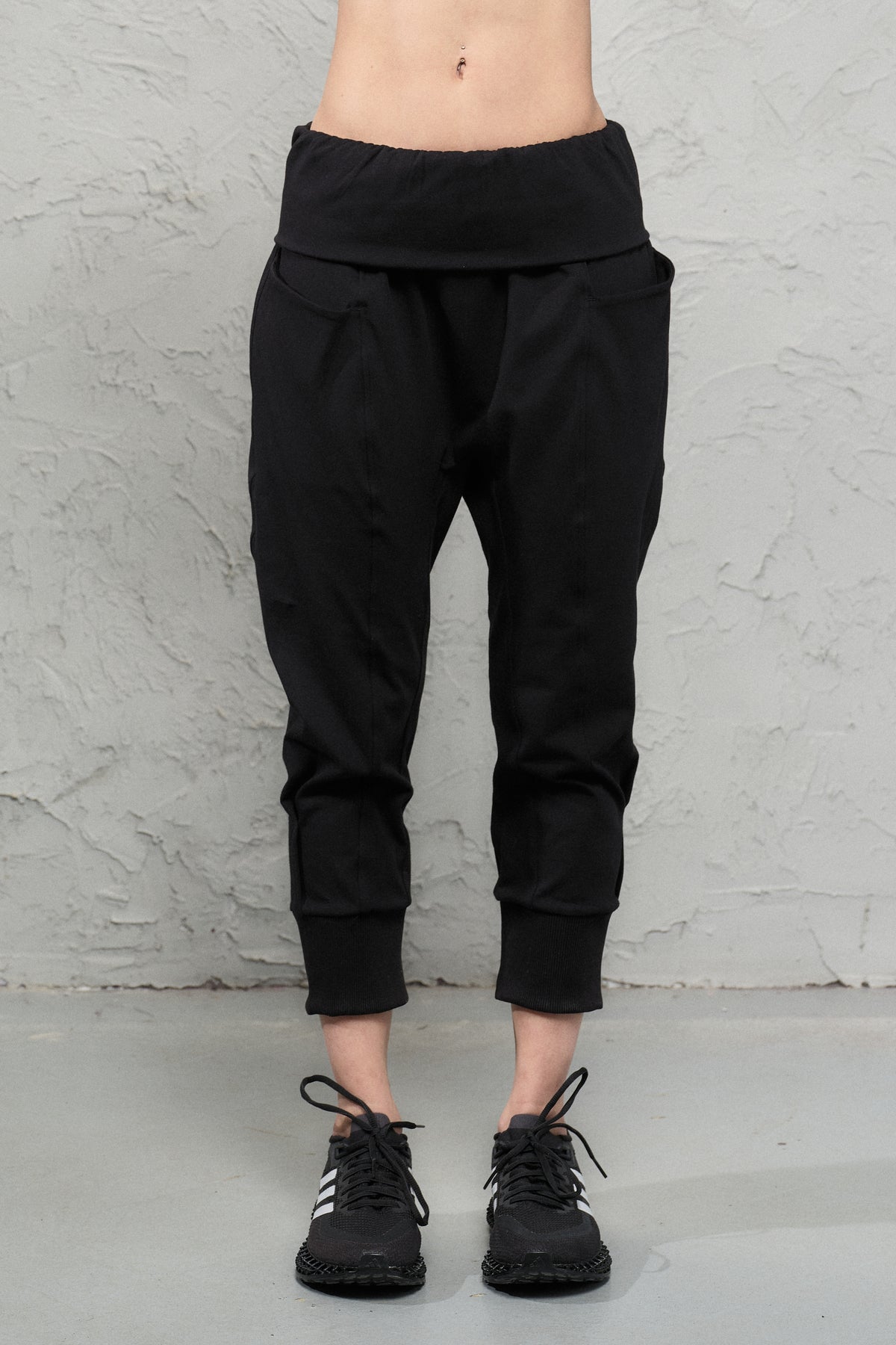 BLACK YOGA CROPPED PANTS WITH POCKETS