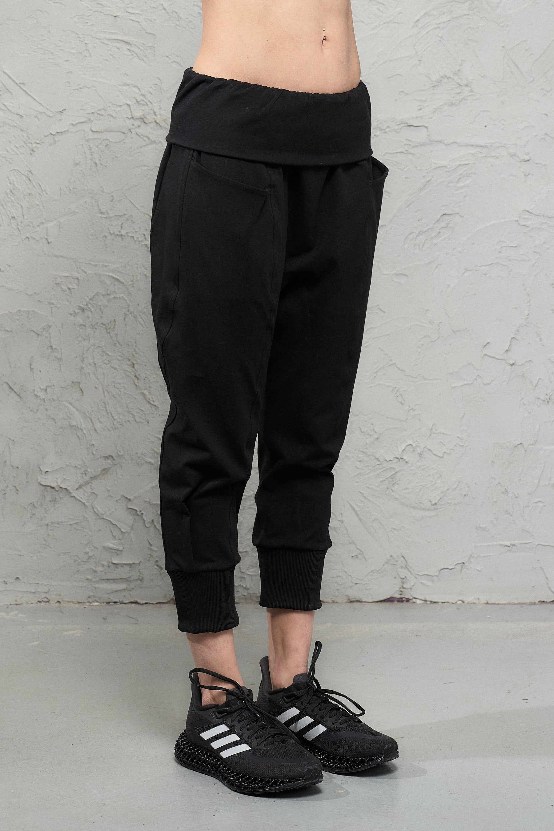 BLACK YOGA CROPPED PANTS WITH POCKETS