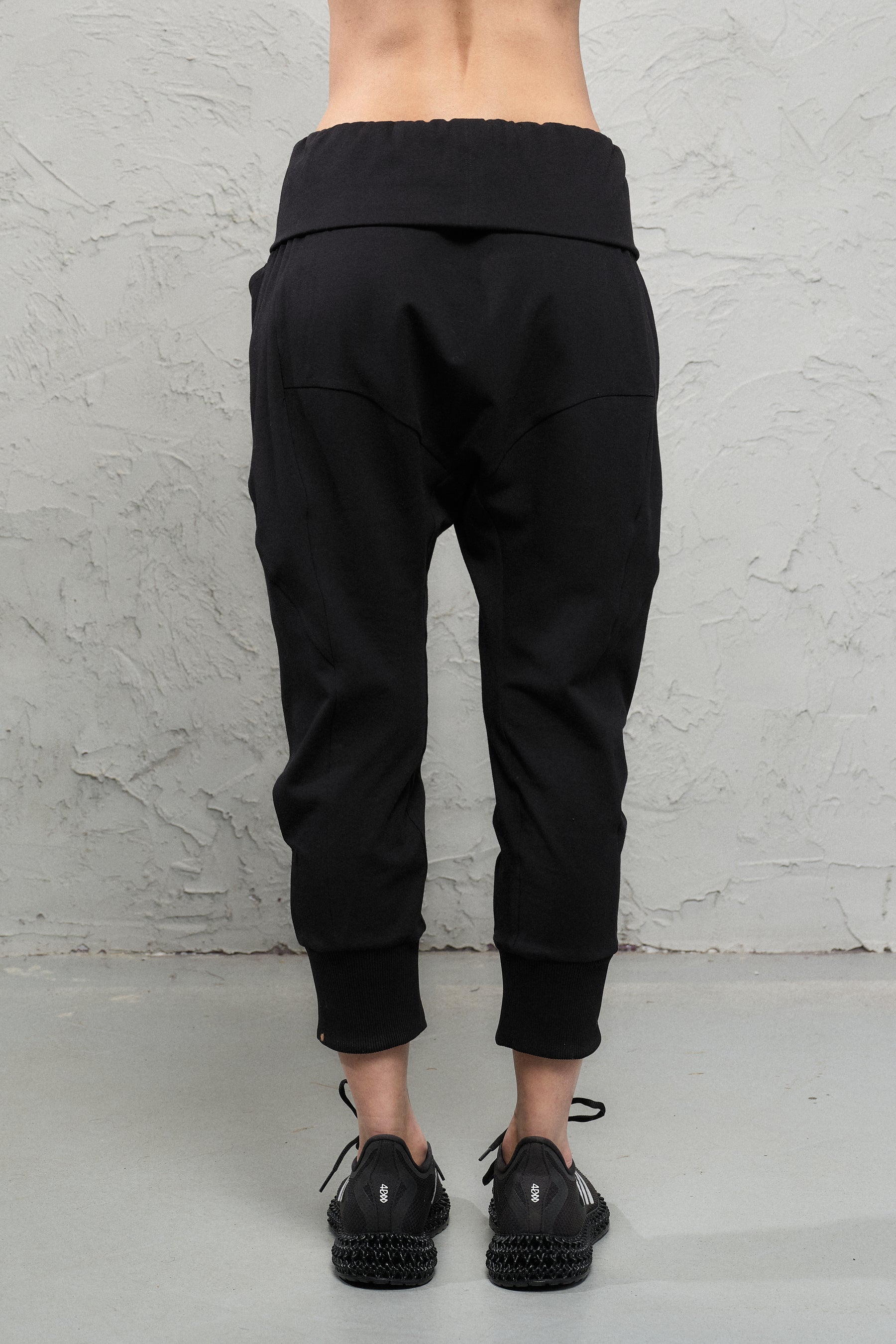 OLIVE GREEN YOGA CROPPED PANTS WITH POCKETS