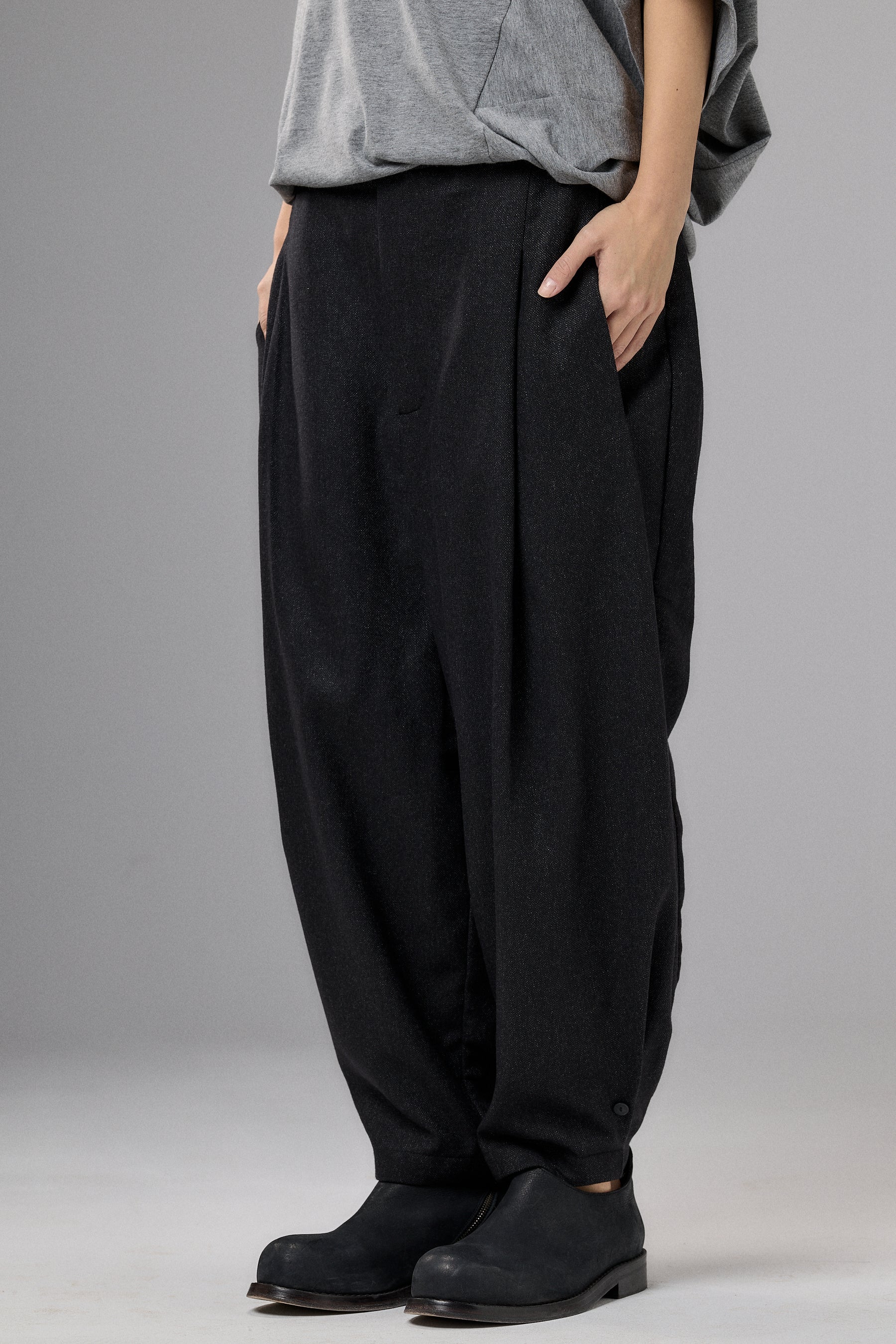 BLACK VOLUMINOUS WOOL PANTS