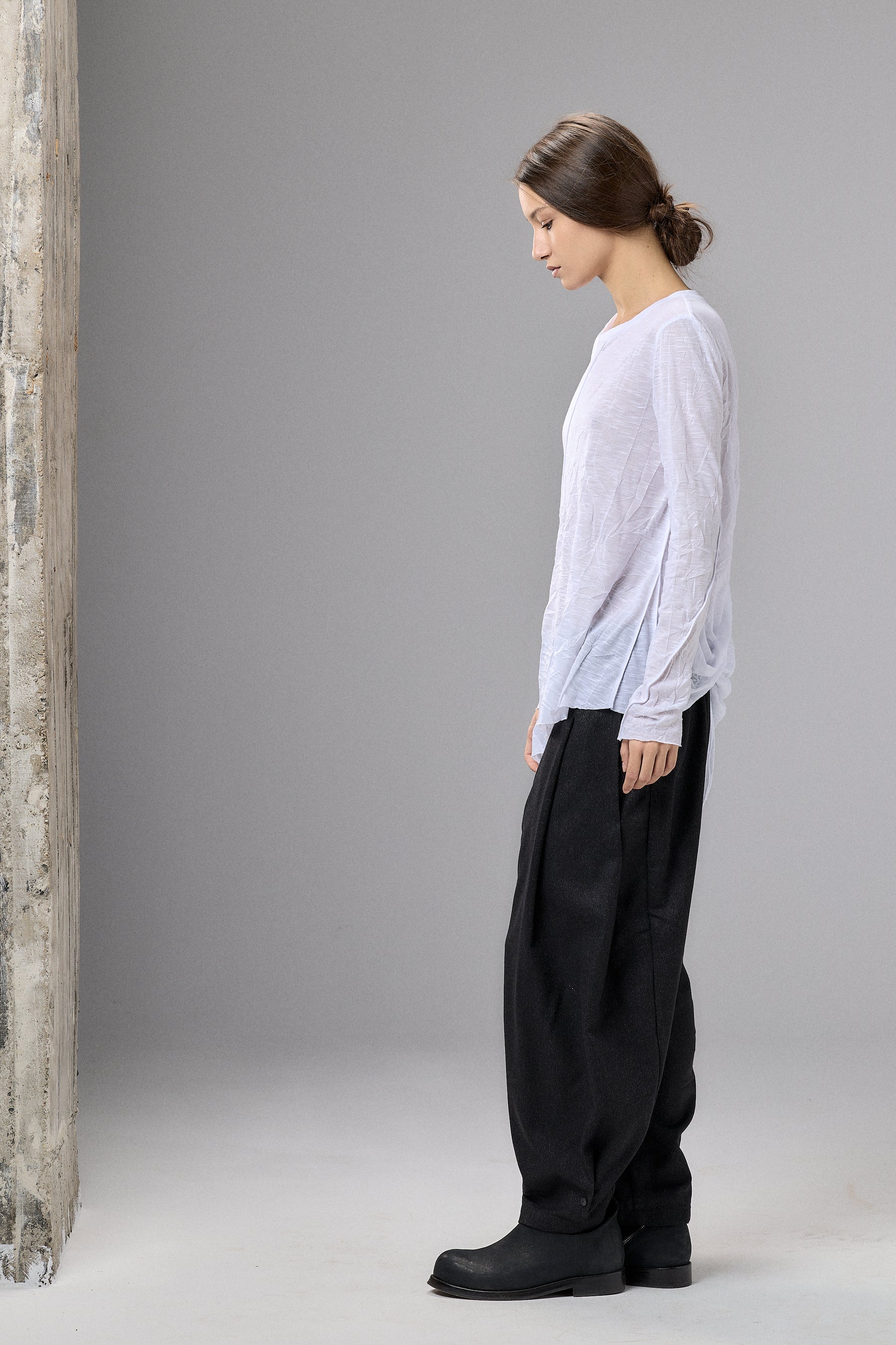 WHITE COTTON SHIRT WITH TWISTED BACK AND RAW EDGES