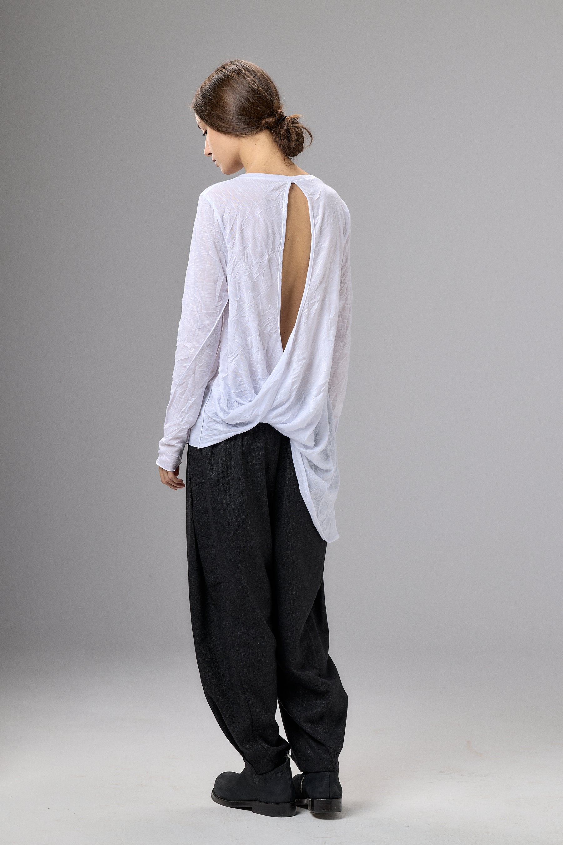 WHITE COTTON SHIRT WITH TWISTED BACK AND RAW EDGES