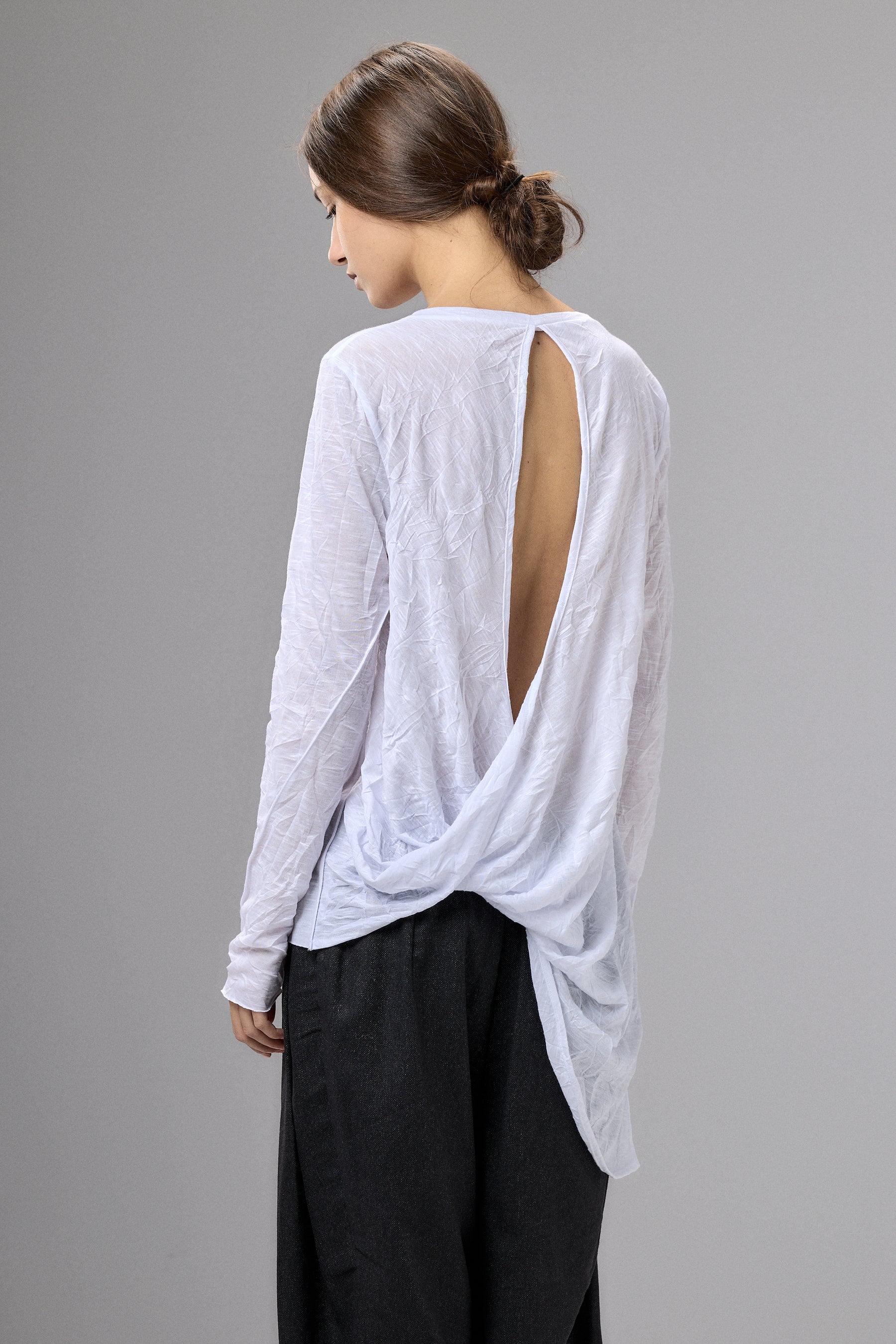 WHITE COTTON SHIRT WITH TWISTED BACK AND RAW EDGES