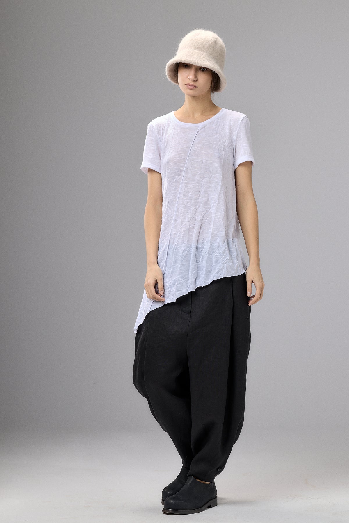 WHITE COTTON T-SHIRT WITH TWISTED BACK AND RAW EDGES