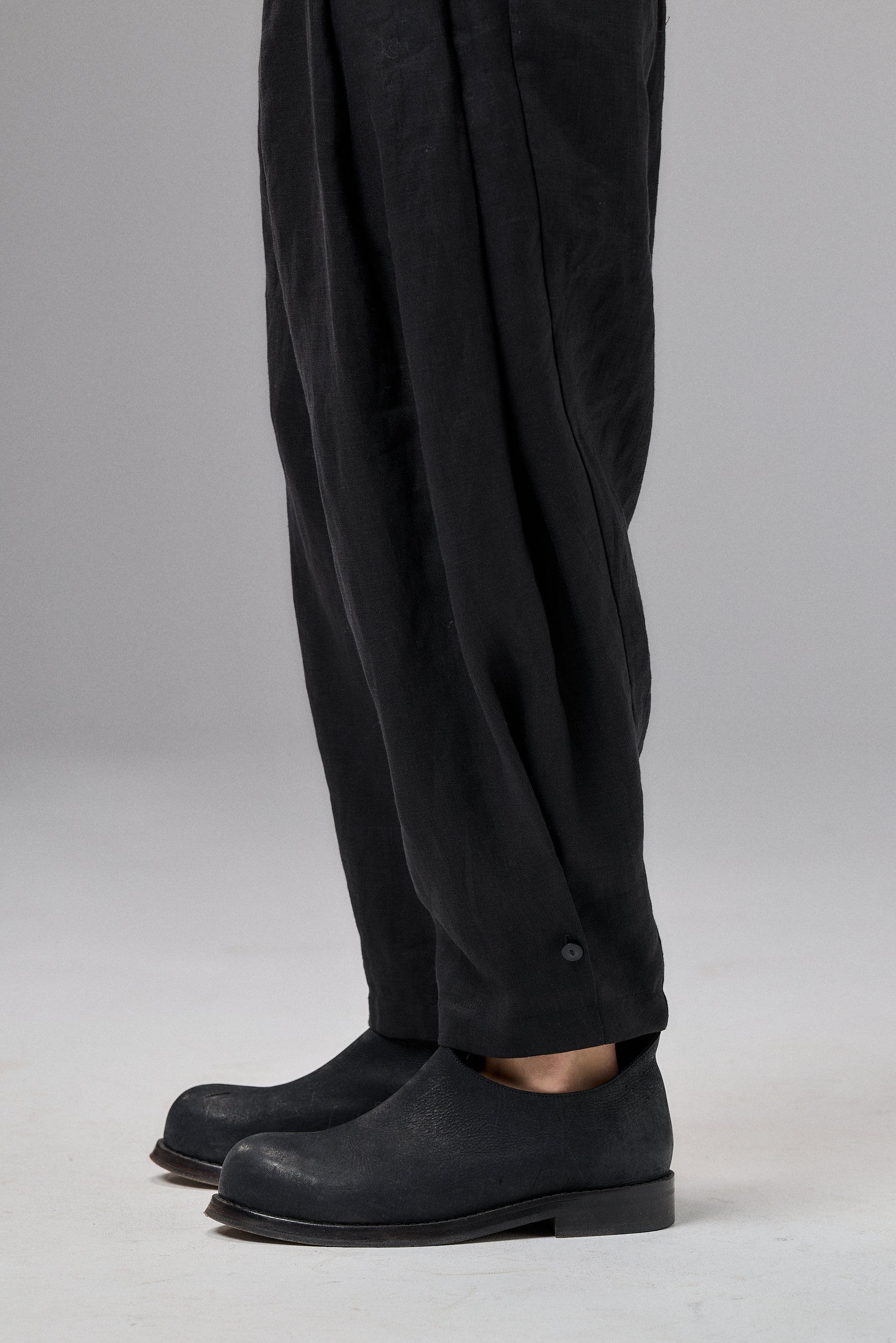 BLACK VOLUMINOUS LINEN PANTS