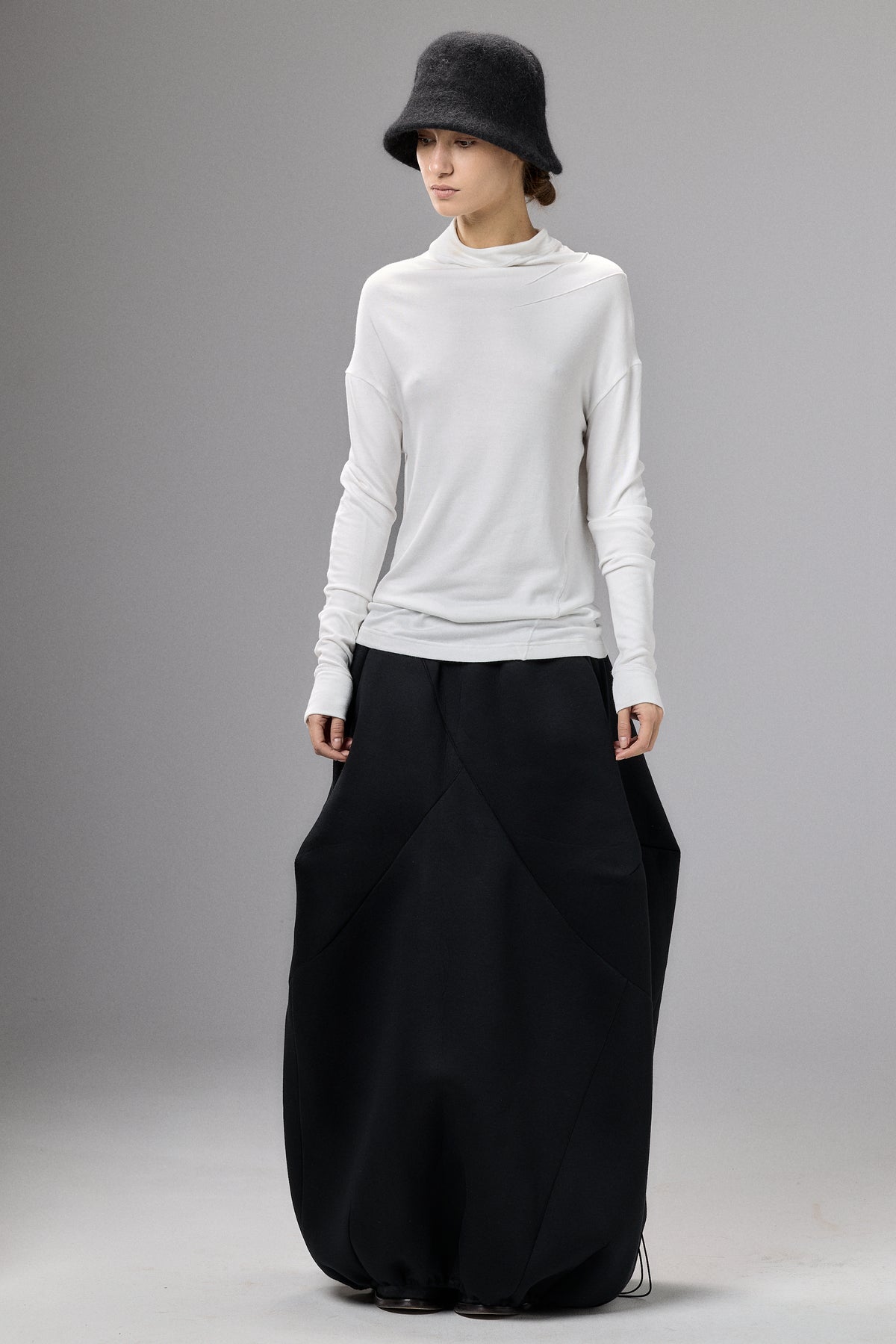 BLACK MINIMALIST LONG SLEEVE TOP
