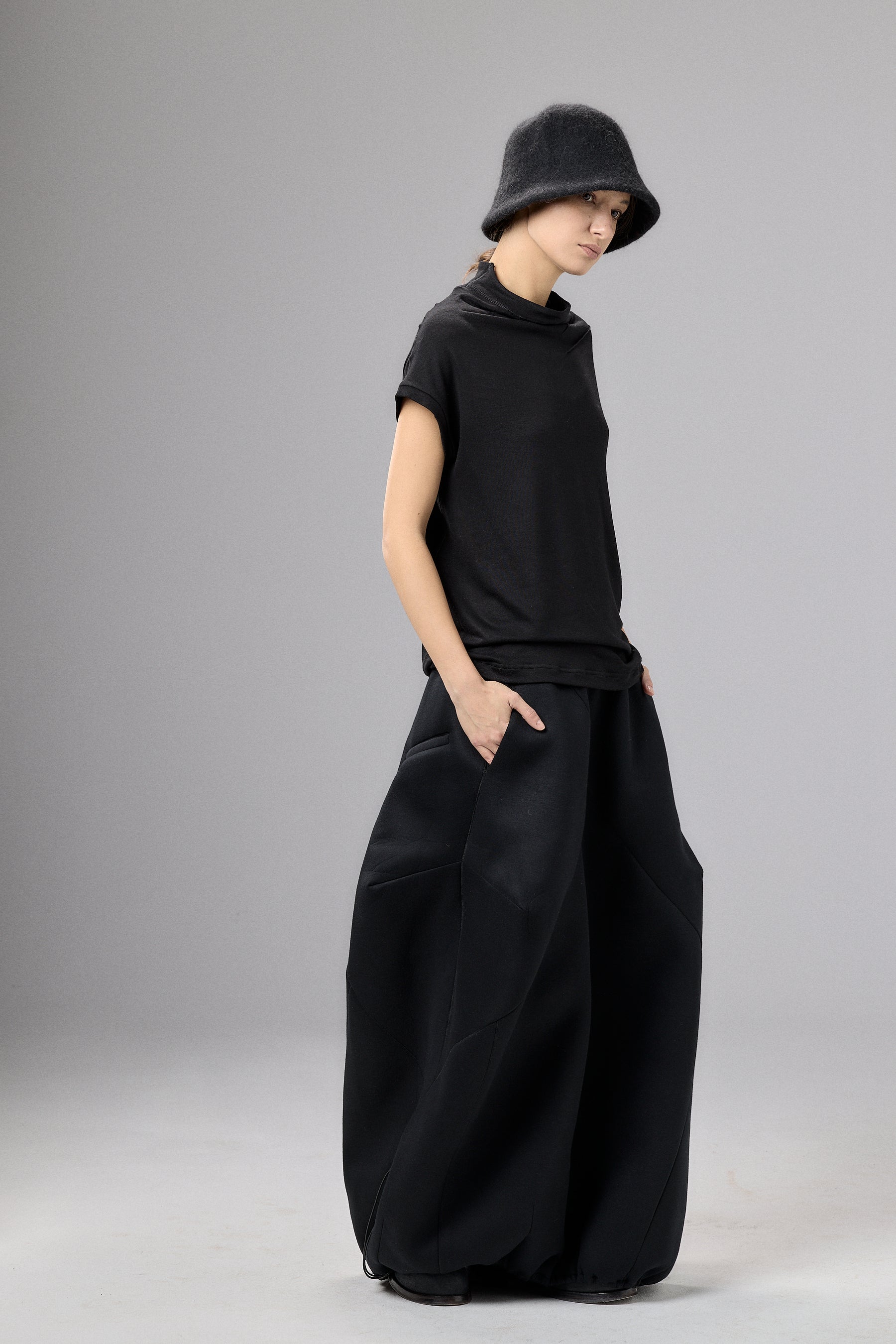 BLACK MINIMALIST CAP SLEEVED TOP
