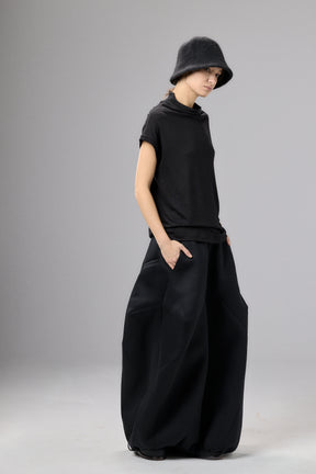 BLACK MINIMALIST CAP SLEEVED TOP