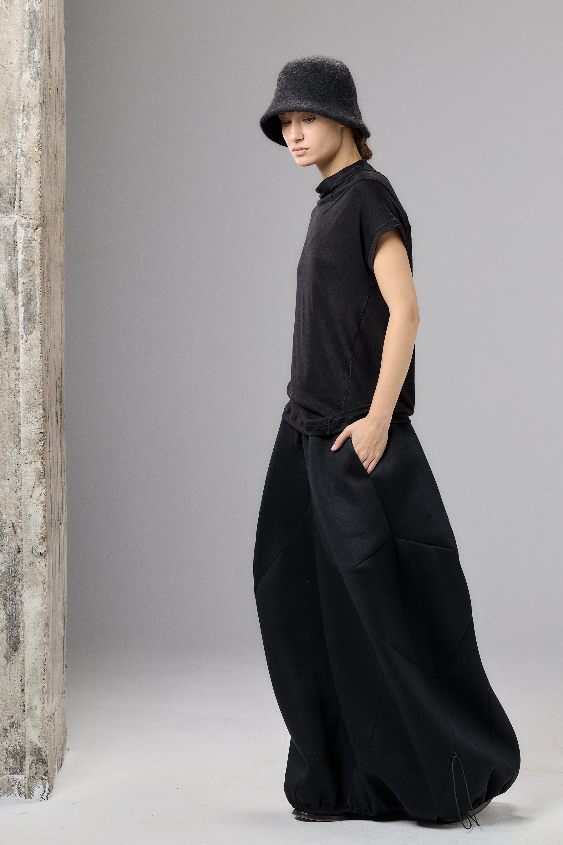 BLACK MINIMALIST CAP SLEEVED TOP