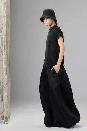 BLACK MINIMALIST CAP SLEEVED TOP