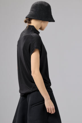 BLACK MINIMALIST CAP SLEEVED TOP