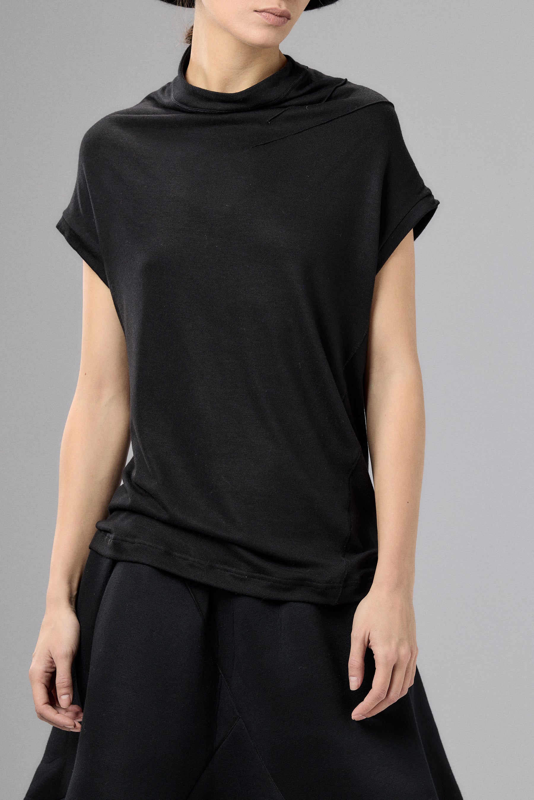 BLACK MINIMALIST CAP SLEEVED TOP