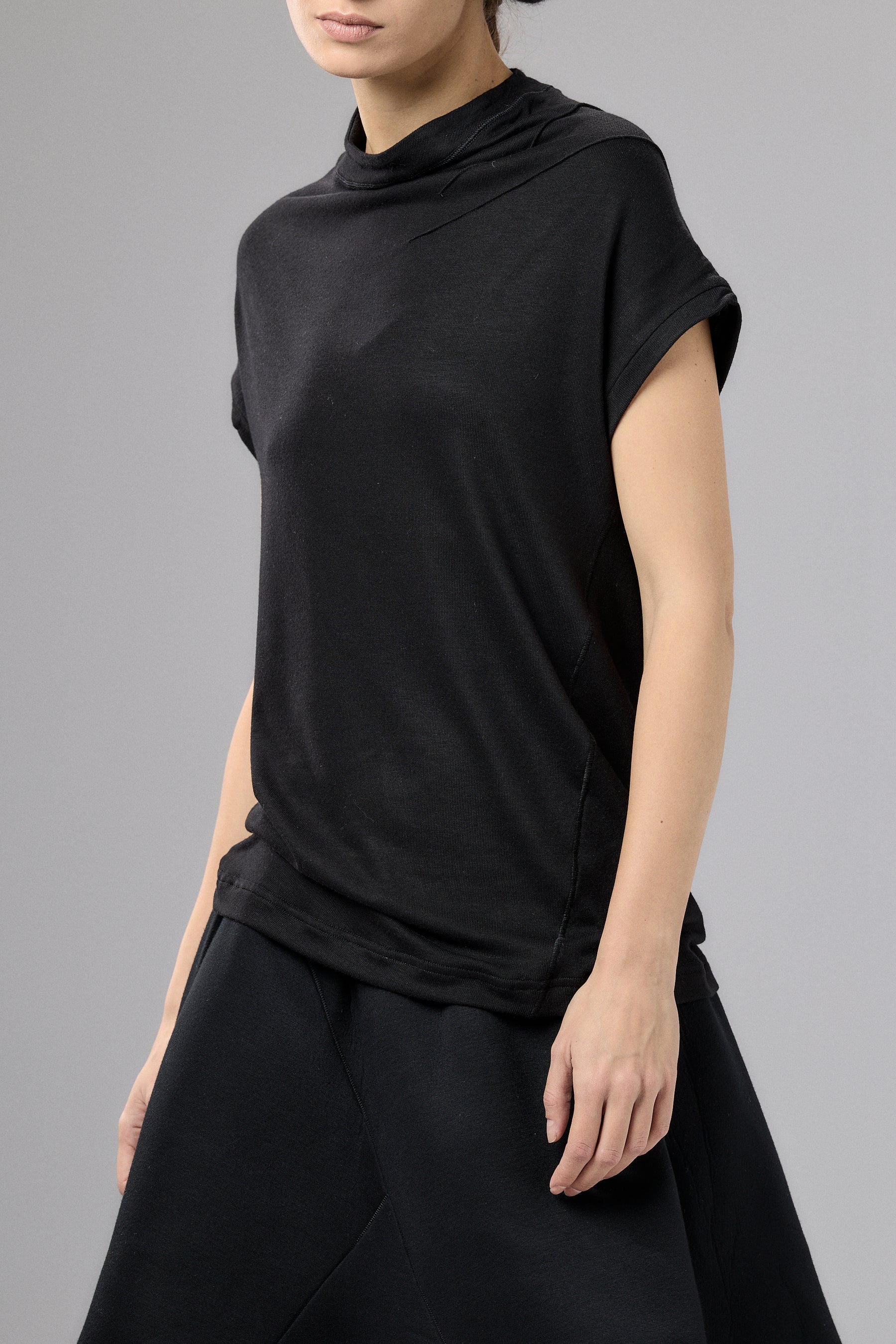 BLACK MINIMALIST CAP SLEEVED TOP